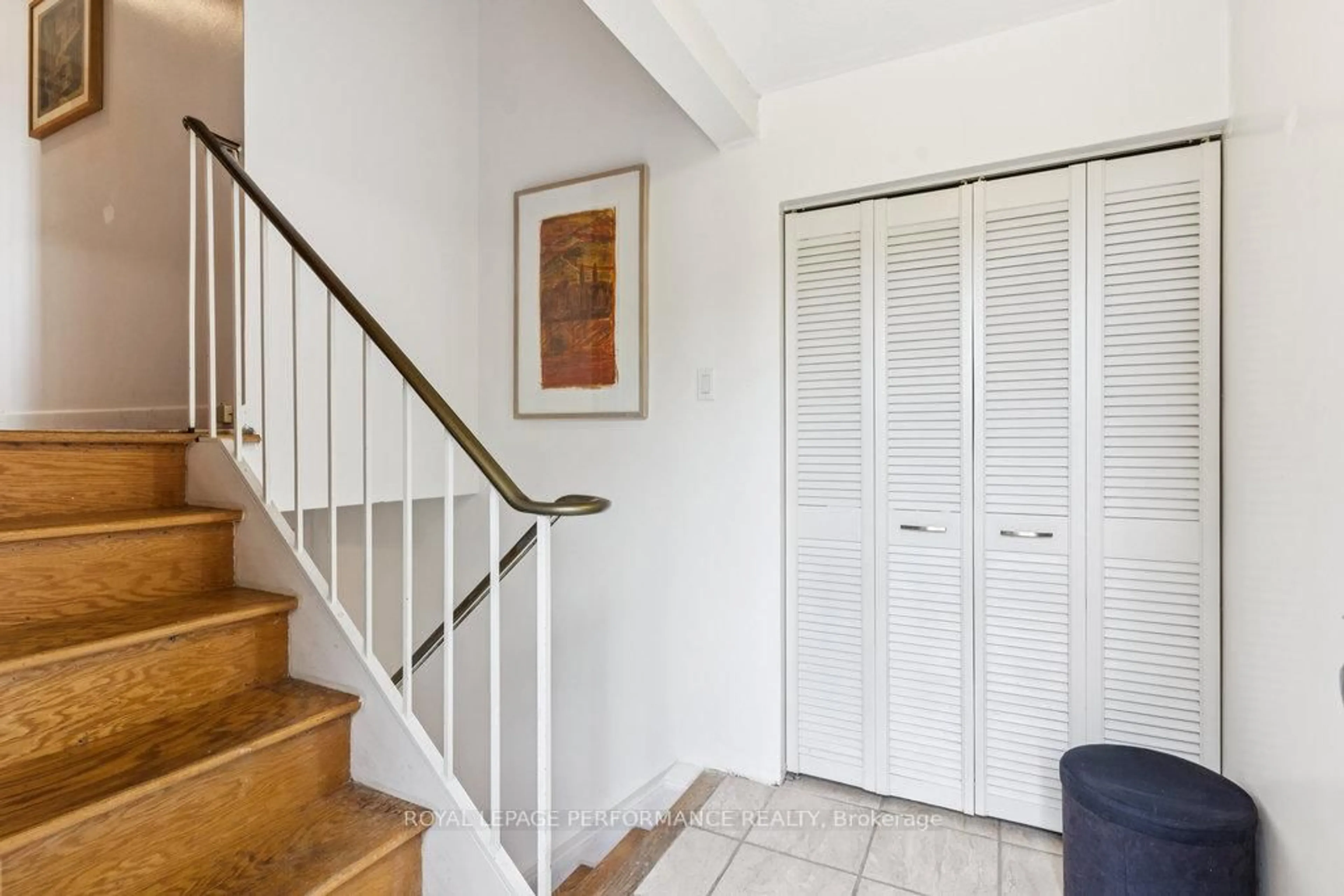 Indoor entryway for 17 Mulvagh Ave, Ottawa Ontario K2E 6M8