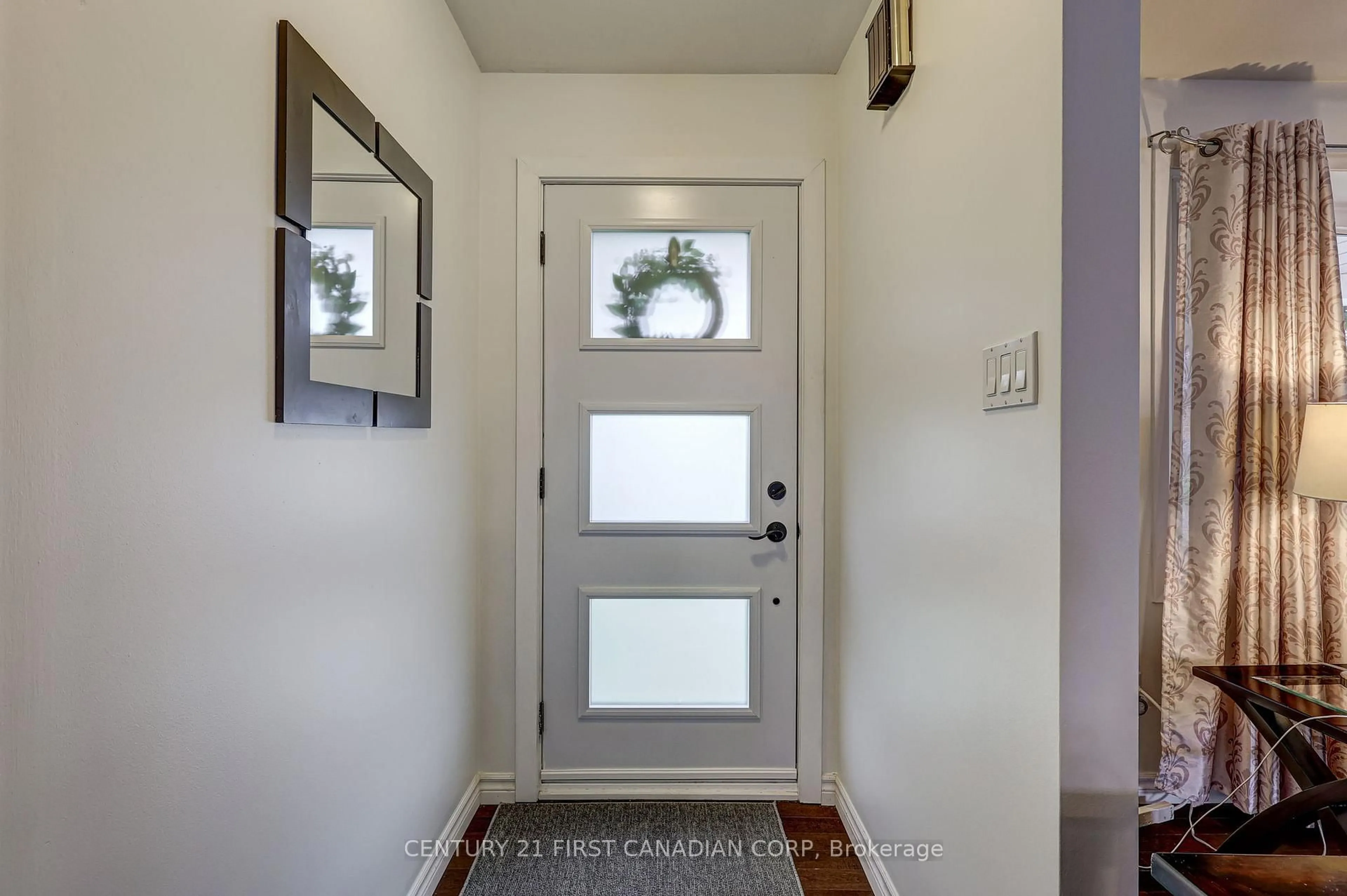 Indoor entryway for 116 Downing Cres, London South Ontario N6C 3C8