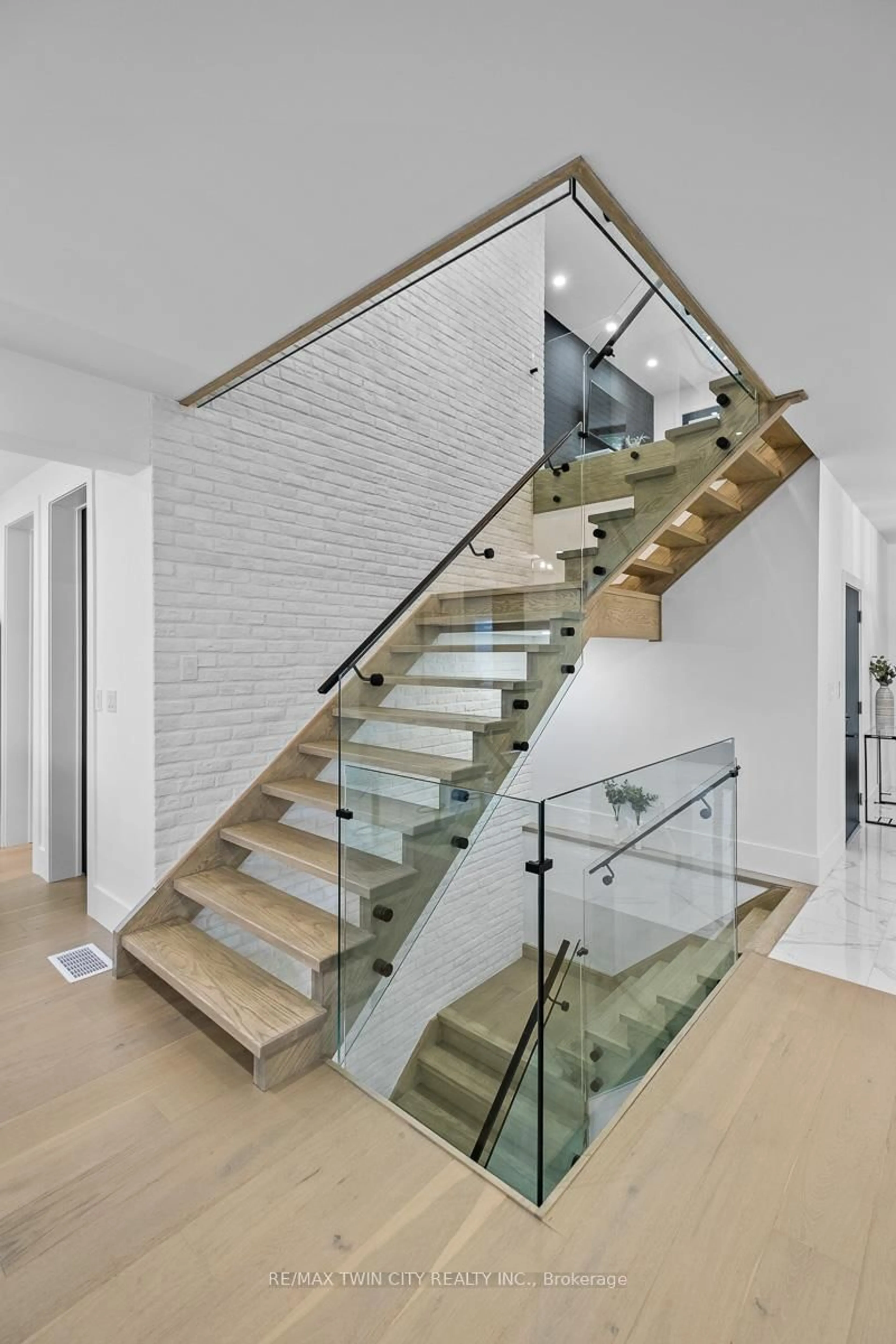 Stairs for 1207 Queen St St, Wilmot Ontario N0B 2E0