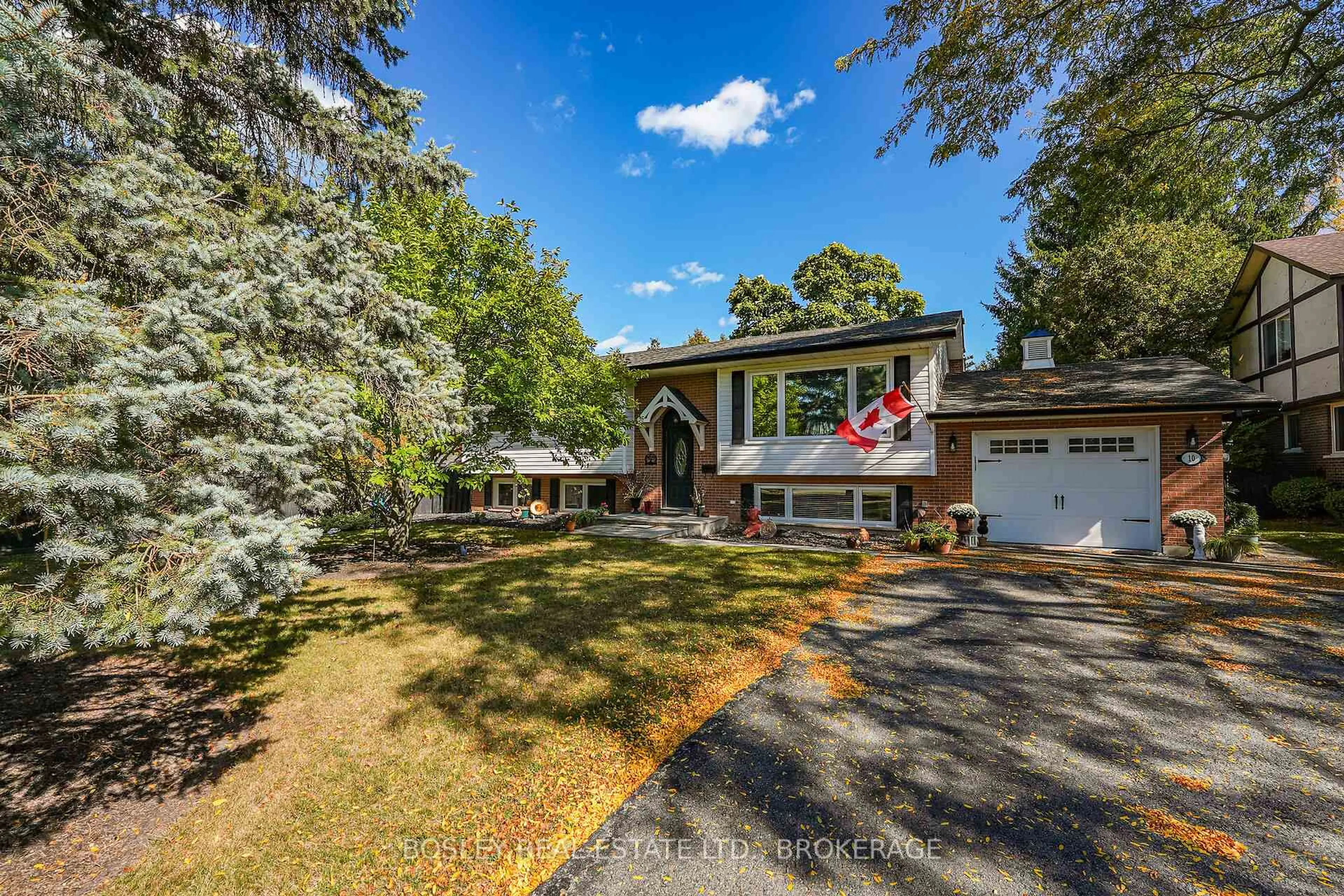 A pic from outside/outdoor area/front of a property/back of a property/a pic from drone, street for 10 Northgate Circ, Niagara-on-the-Lake Ontario L0S 1J0