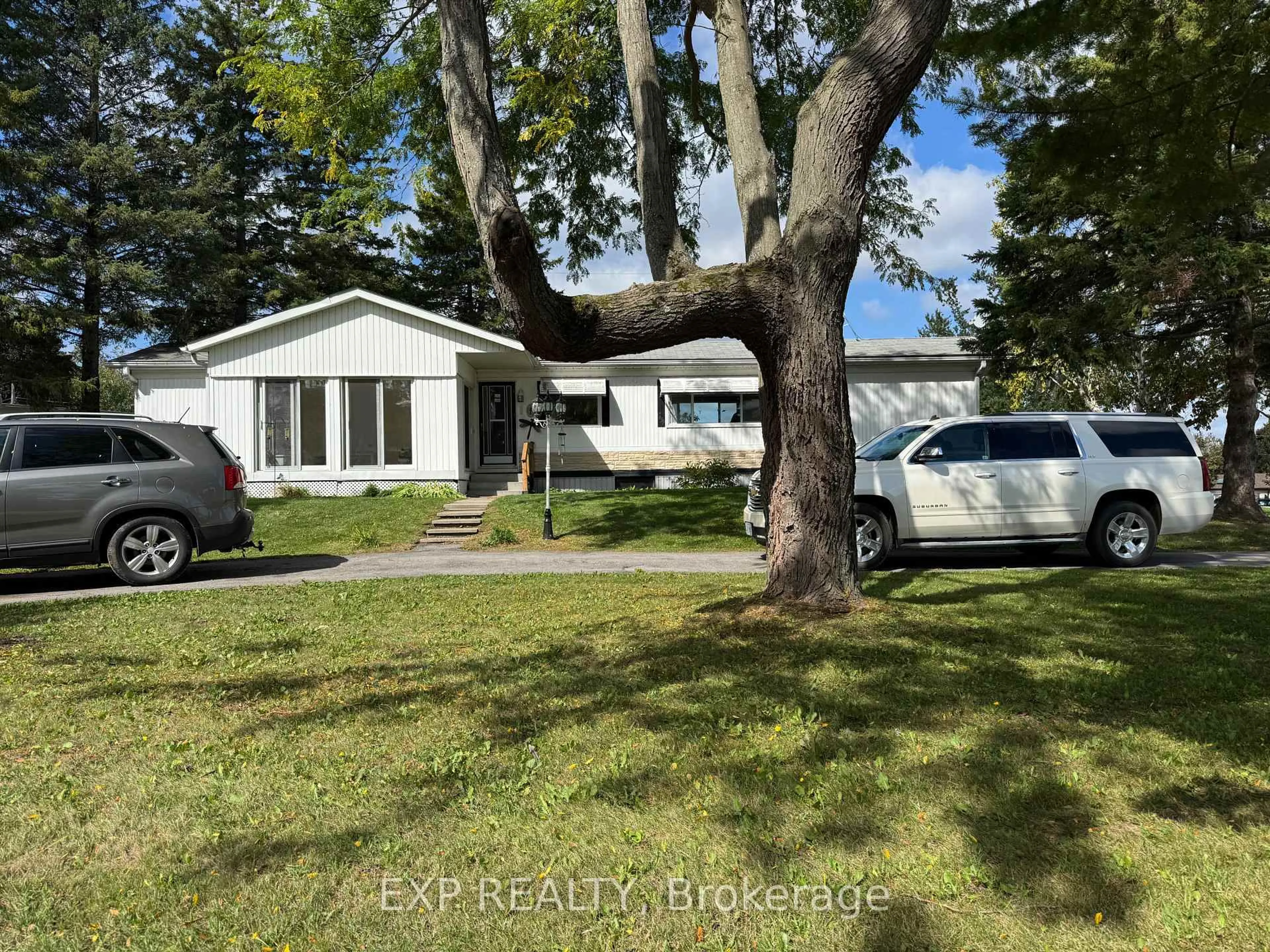 A pic from outside/outdoor area/front of a property/back of a property/a pic from drone, street for 15 Park Cres, Kawartha Lakes Ontario K9V 4R1