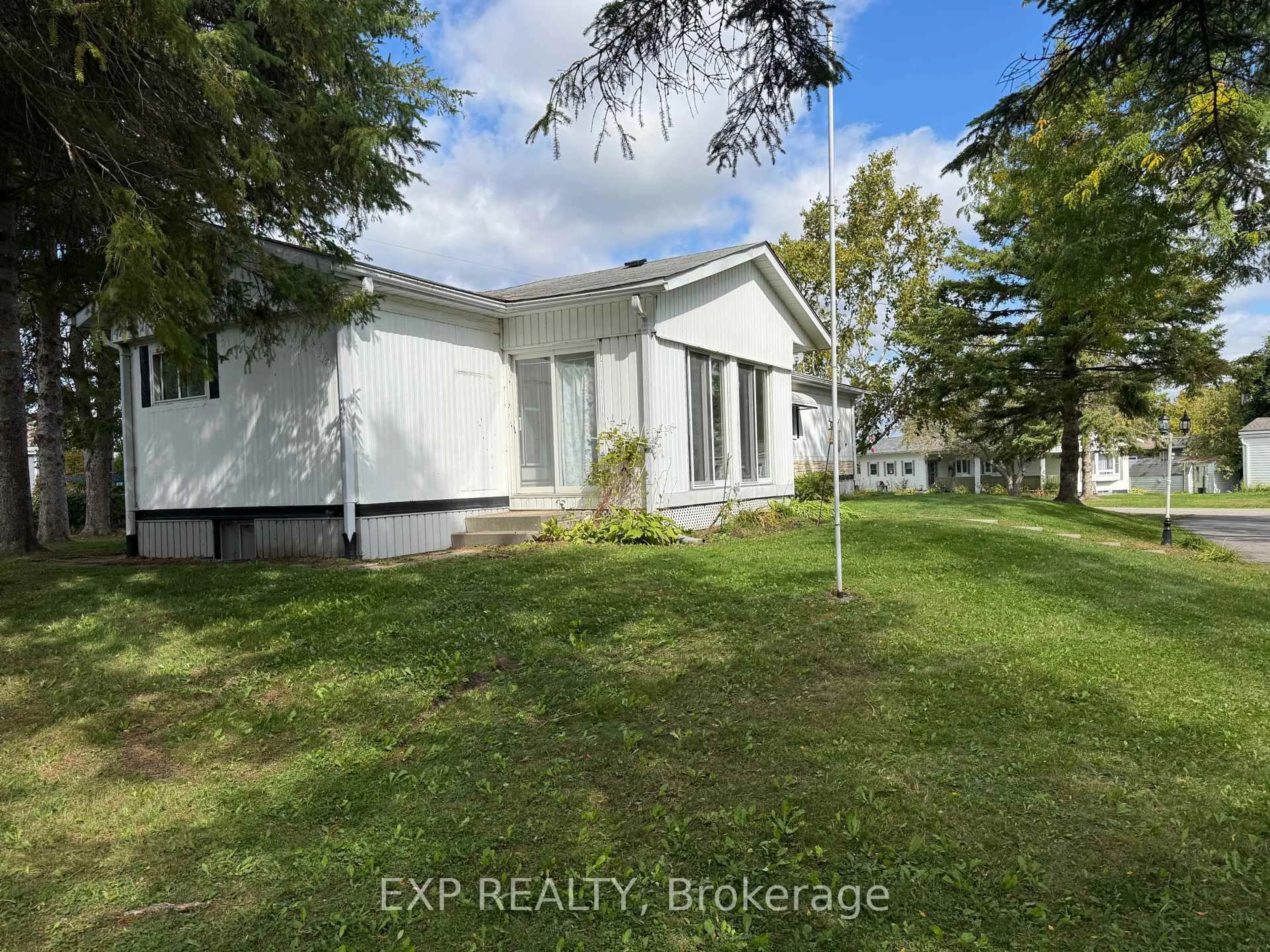 A pic from outside/outdoor area/front of a property/back of a property/a pic from drone, building for 15 Park Cres, Kawartha Lakes Ontario K9V 4R1