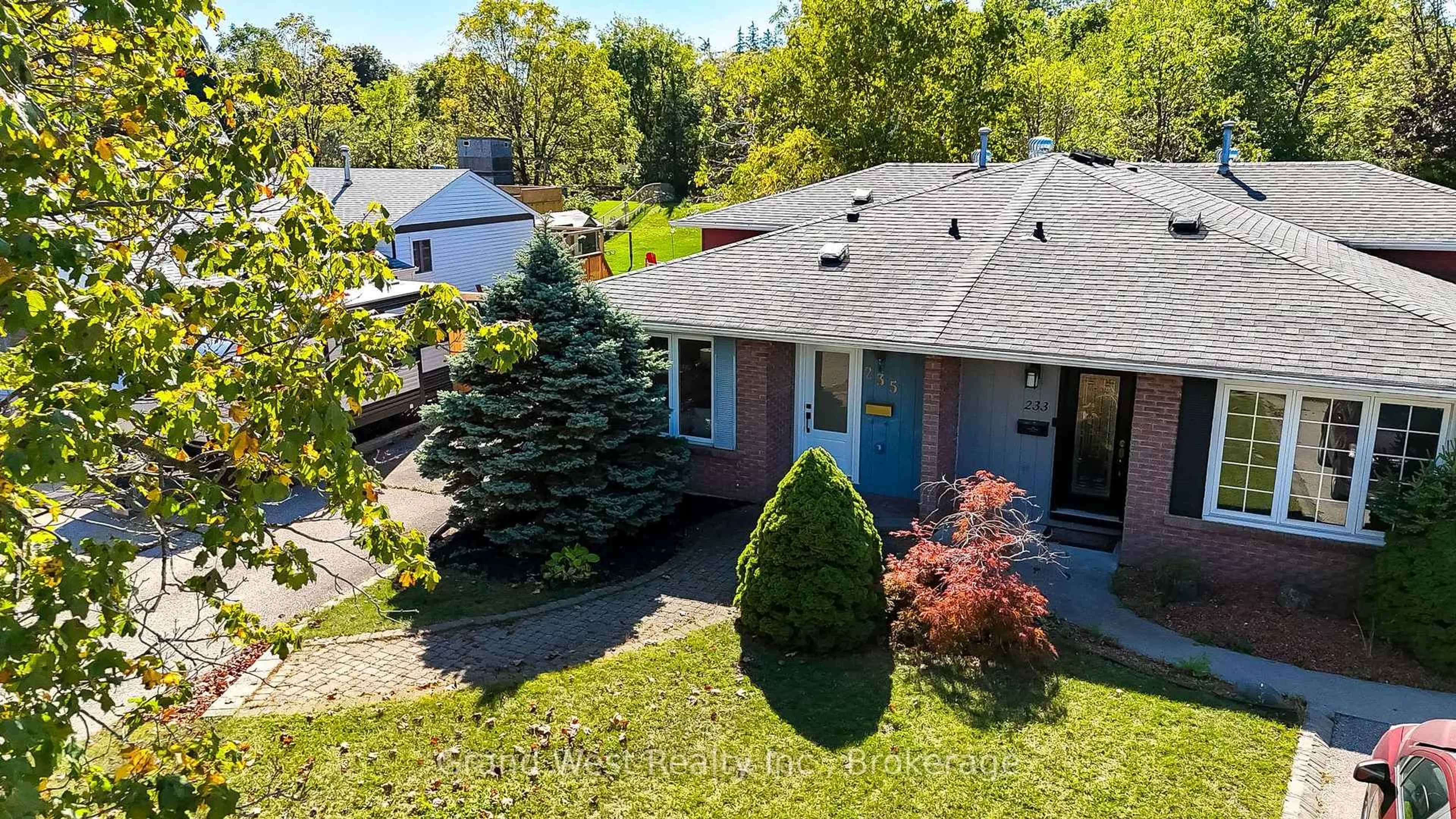 A pic from outside/outdoor area/front of a property/back of a property/a pic from drone, unknown for 235 Sunset Blvd, Cambridge Ontario N1S 4M4