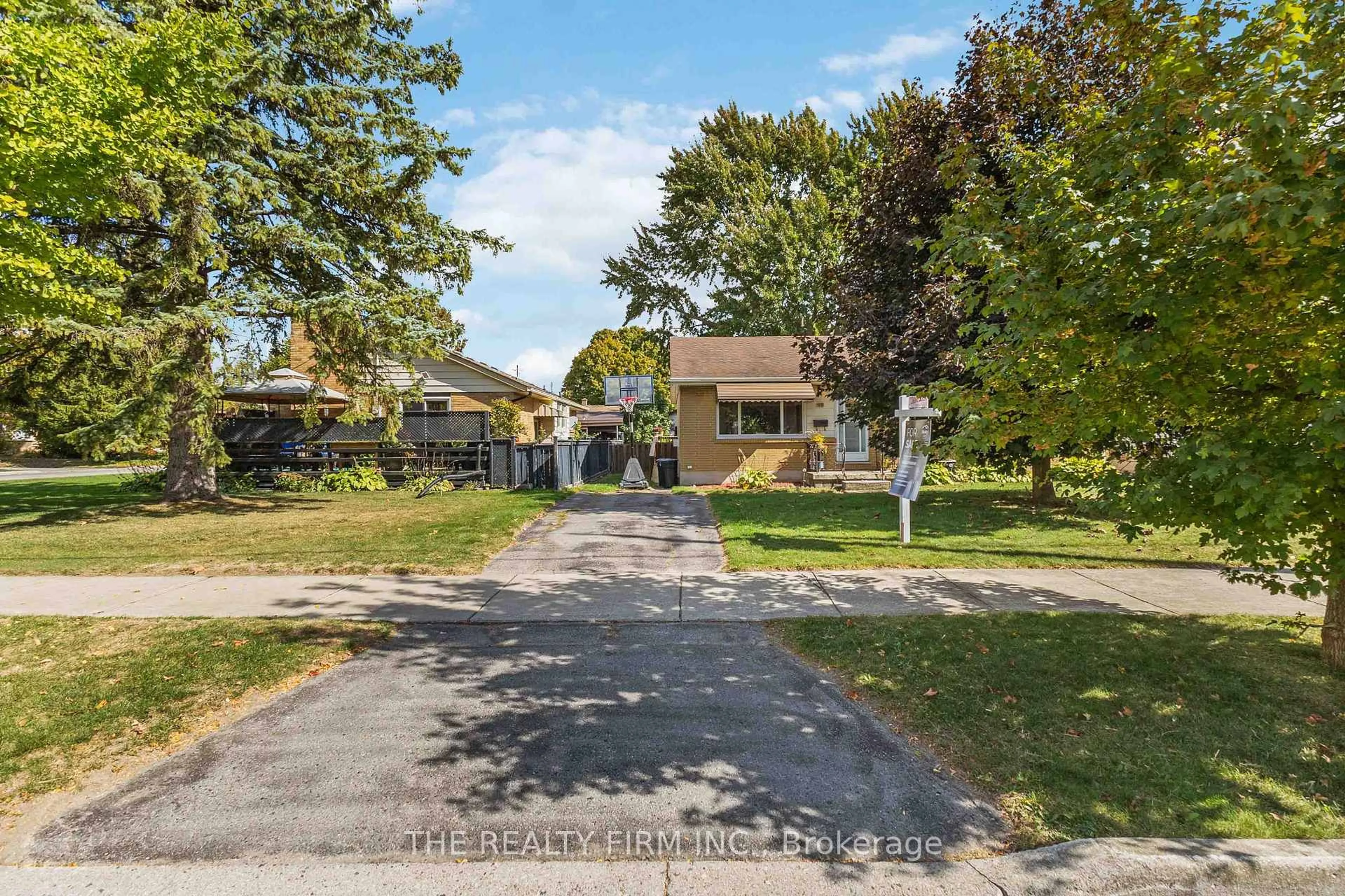A pic from outside/outdoor area/front of a property/back of a property/a pic from drone, street for 1919 Duluth Cres, London East Ontario N5V 1H6