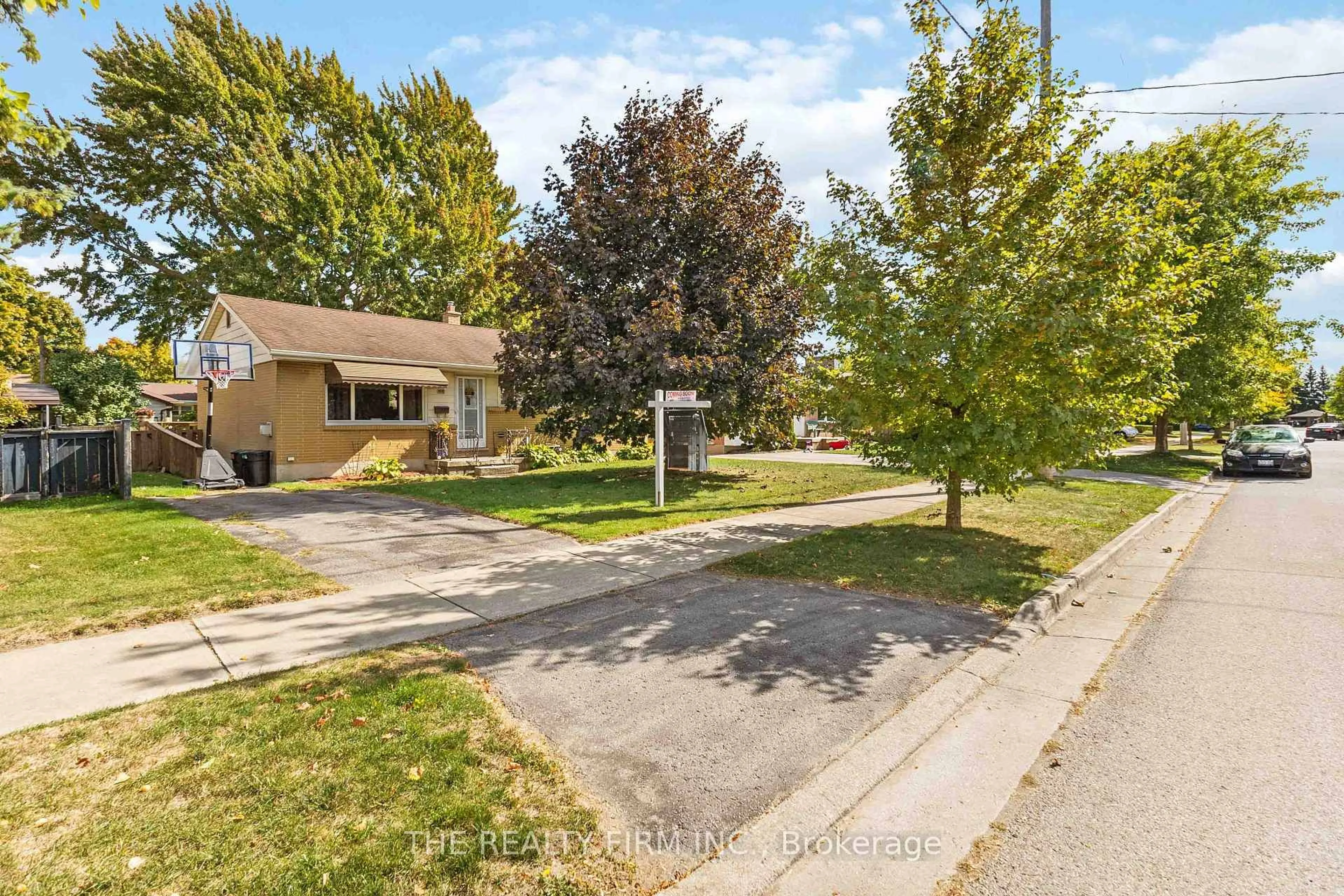 A pic from outside/outdoor area/front of a property/back of a property/a pic from drone, street for 1919 Duluth Cres, London East Ontario N5V 1H6