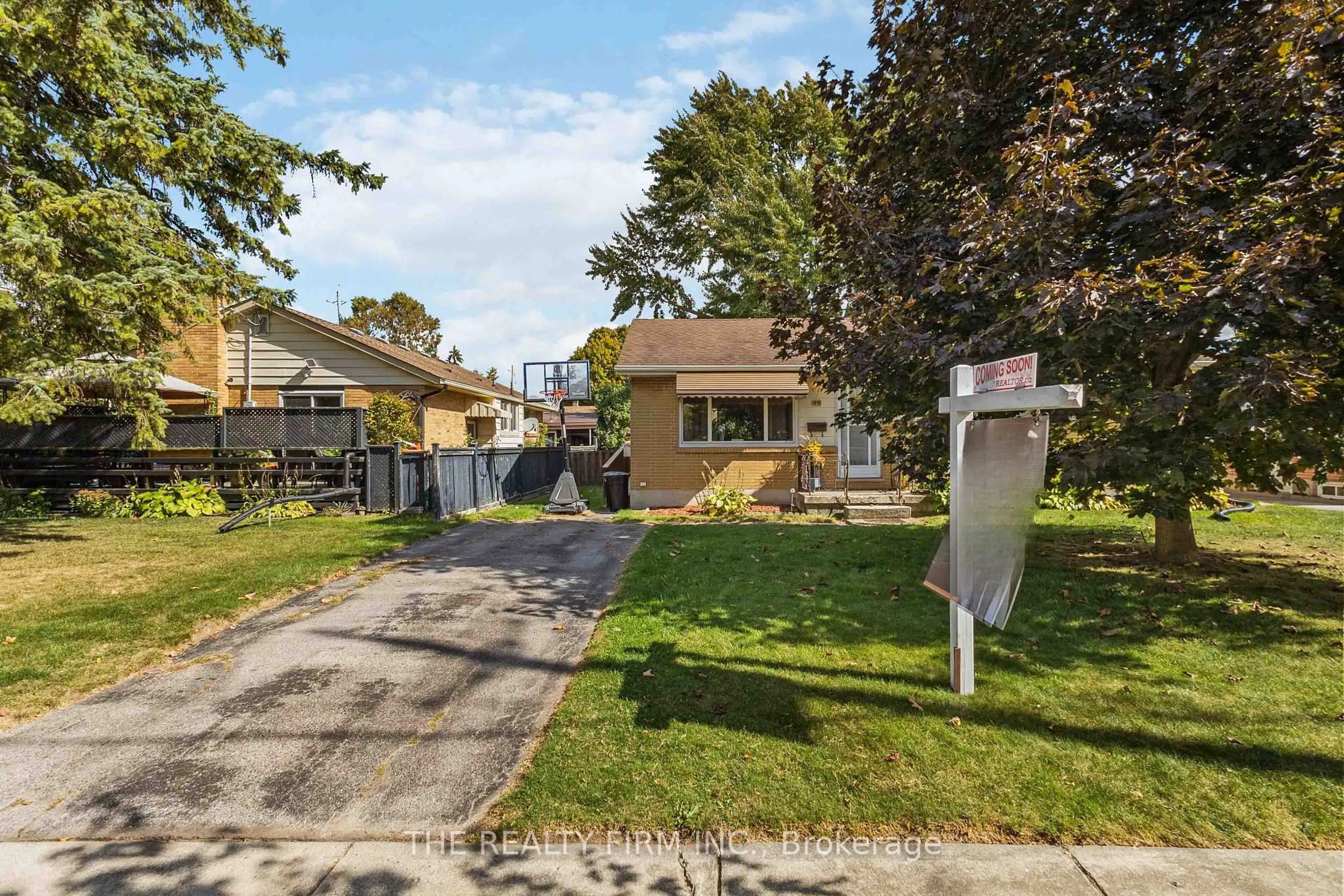 A pic from outside/outdoor area/front of a property/back of a property/a pic from drone, street for 1919 Duluth Cres, London East Ontario N5V 1H6