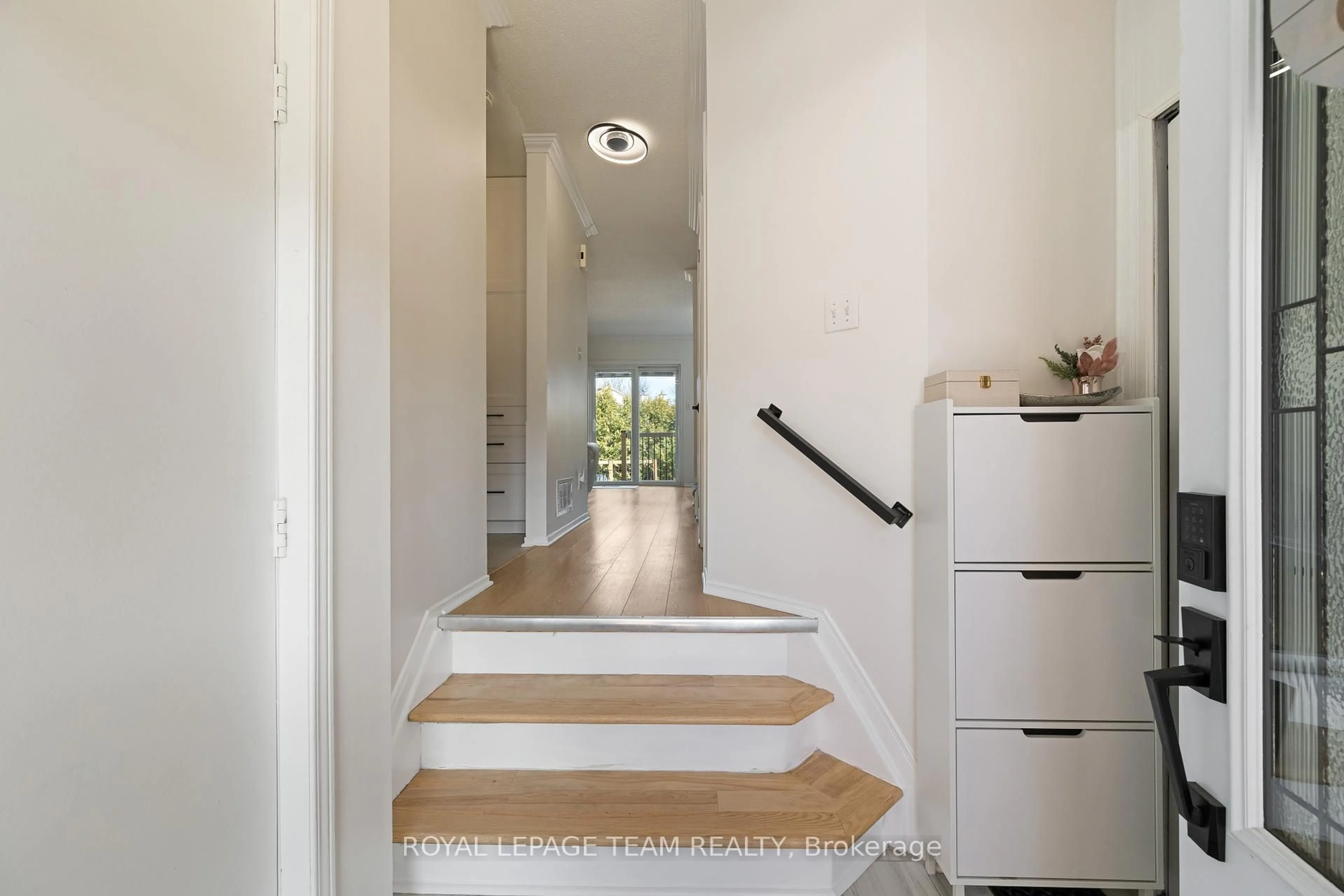 Indoor entryway for 19 Armadale Cres, Ottawa Ontario K2J 4A4
