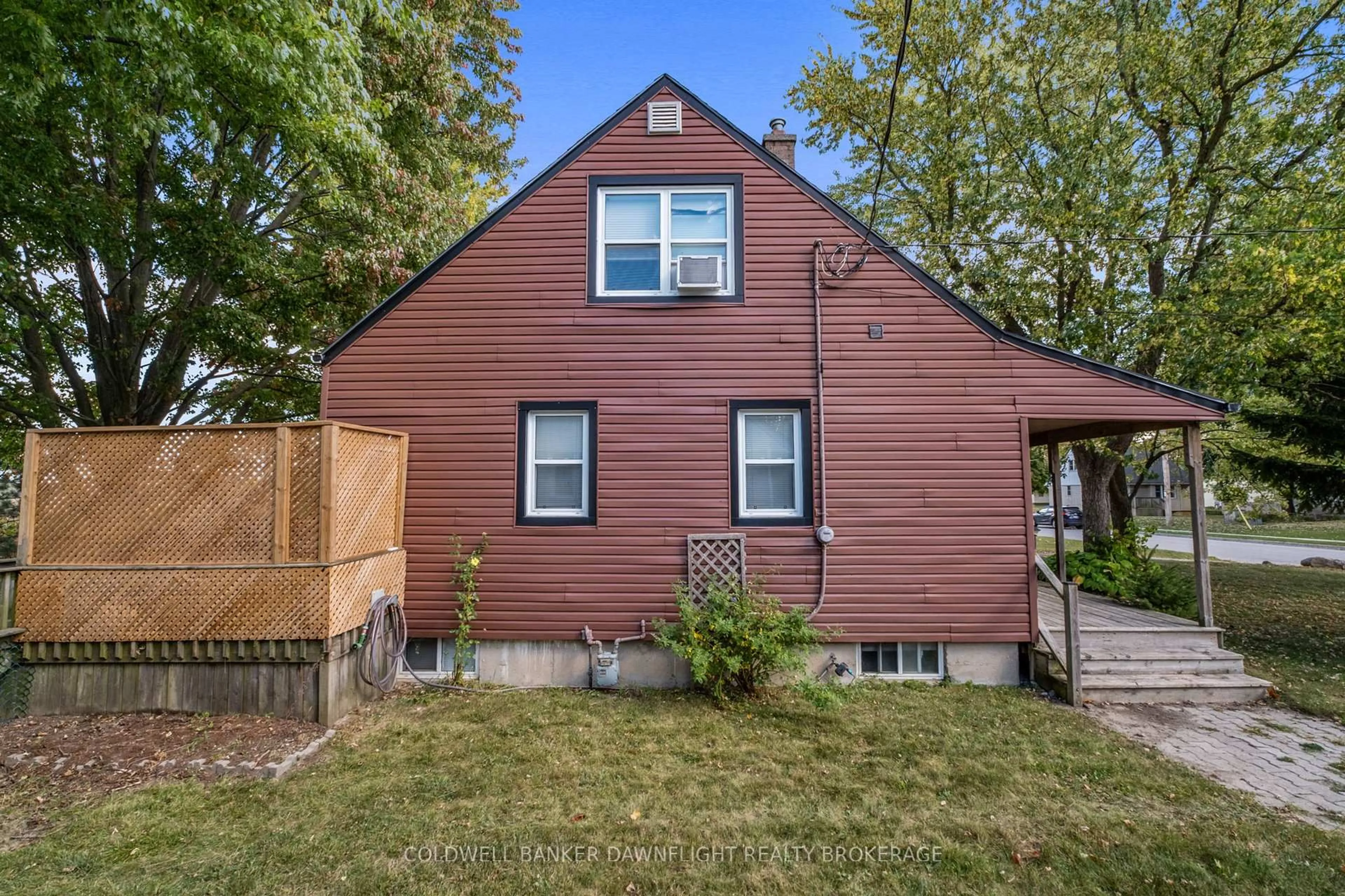 Home with vinyl exterior material, street for 142 Algonquin Dr, South Huron Ontario N0M 1Y0