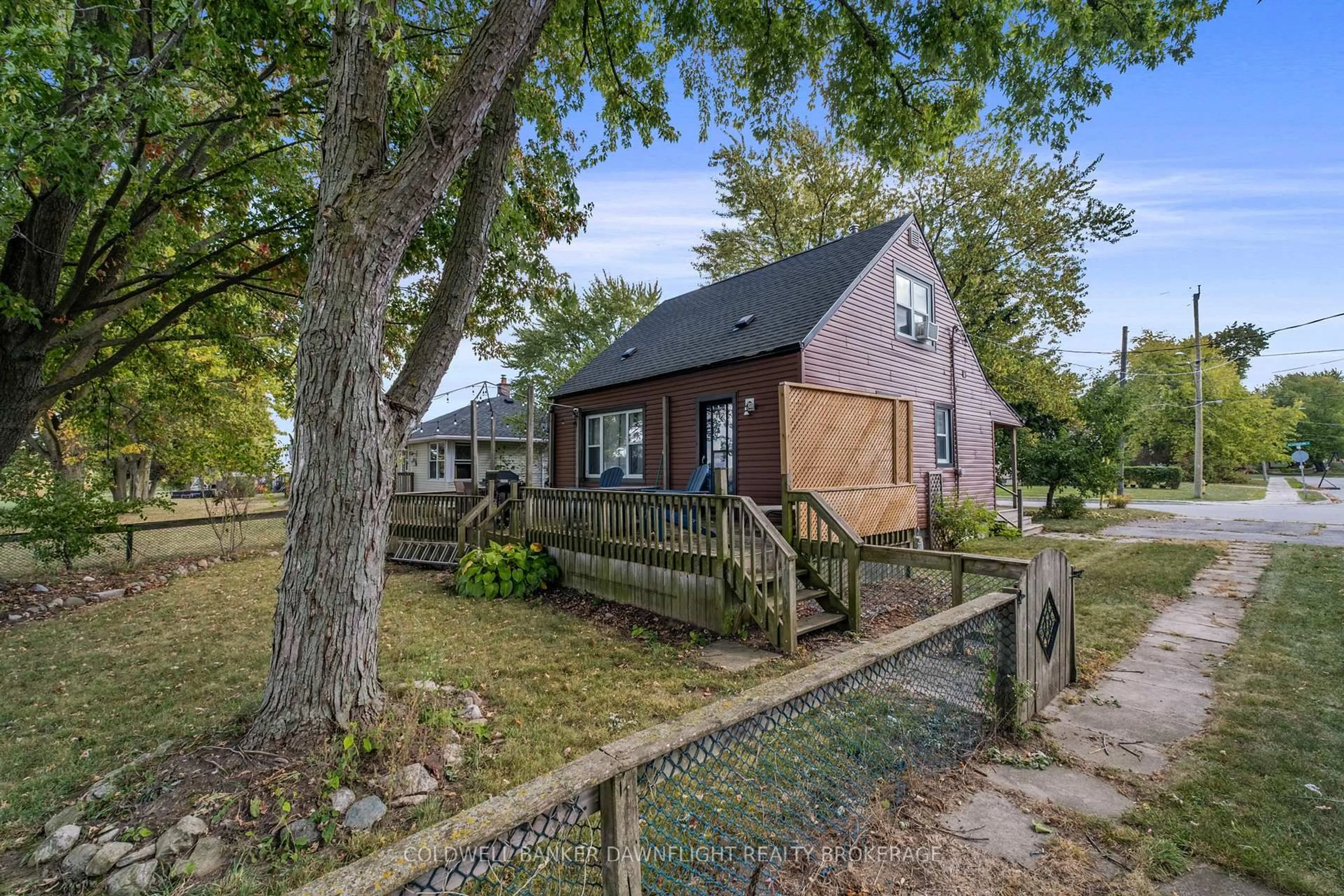 A pic from outside/outdoor area/front of a property/back of a property/a pic from drone, unknown for 142 Algonquin Dr, South Huron Ontario N0M 1Y0