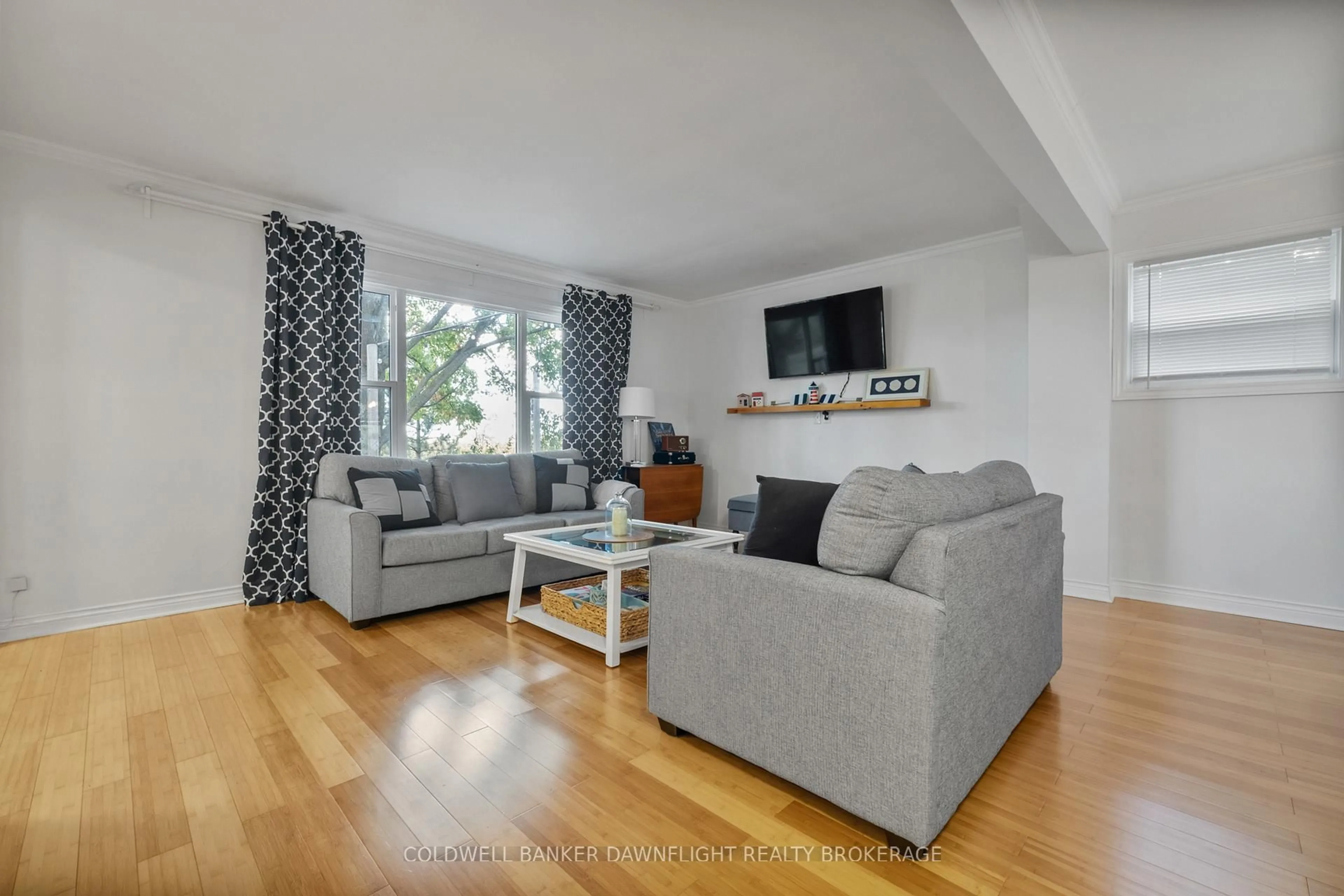 Living room with furniture, wood/laminate floor for 142 Algonquin Dr, South Huron Ontario N0M 1Y0