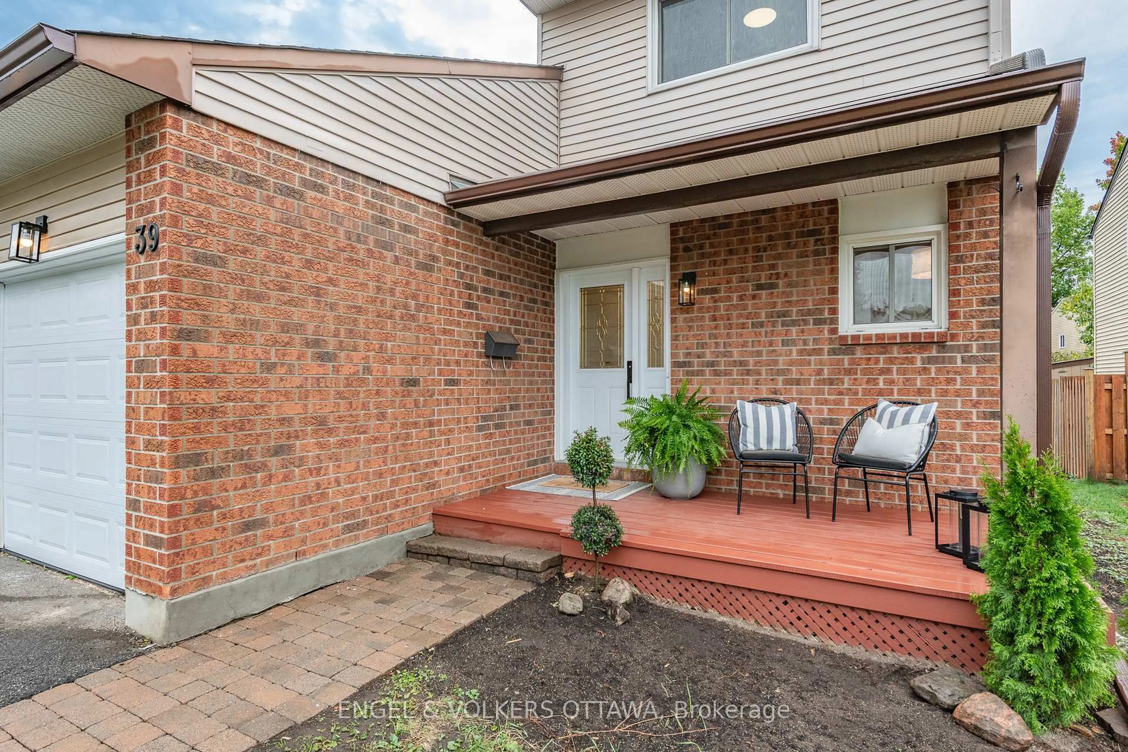 Patio, street for 39 Benlark Rd, Barrhaven Ontario K2J 2L5
