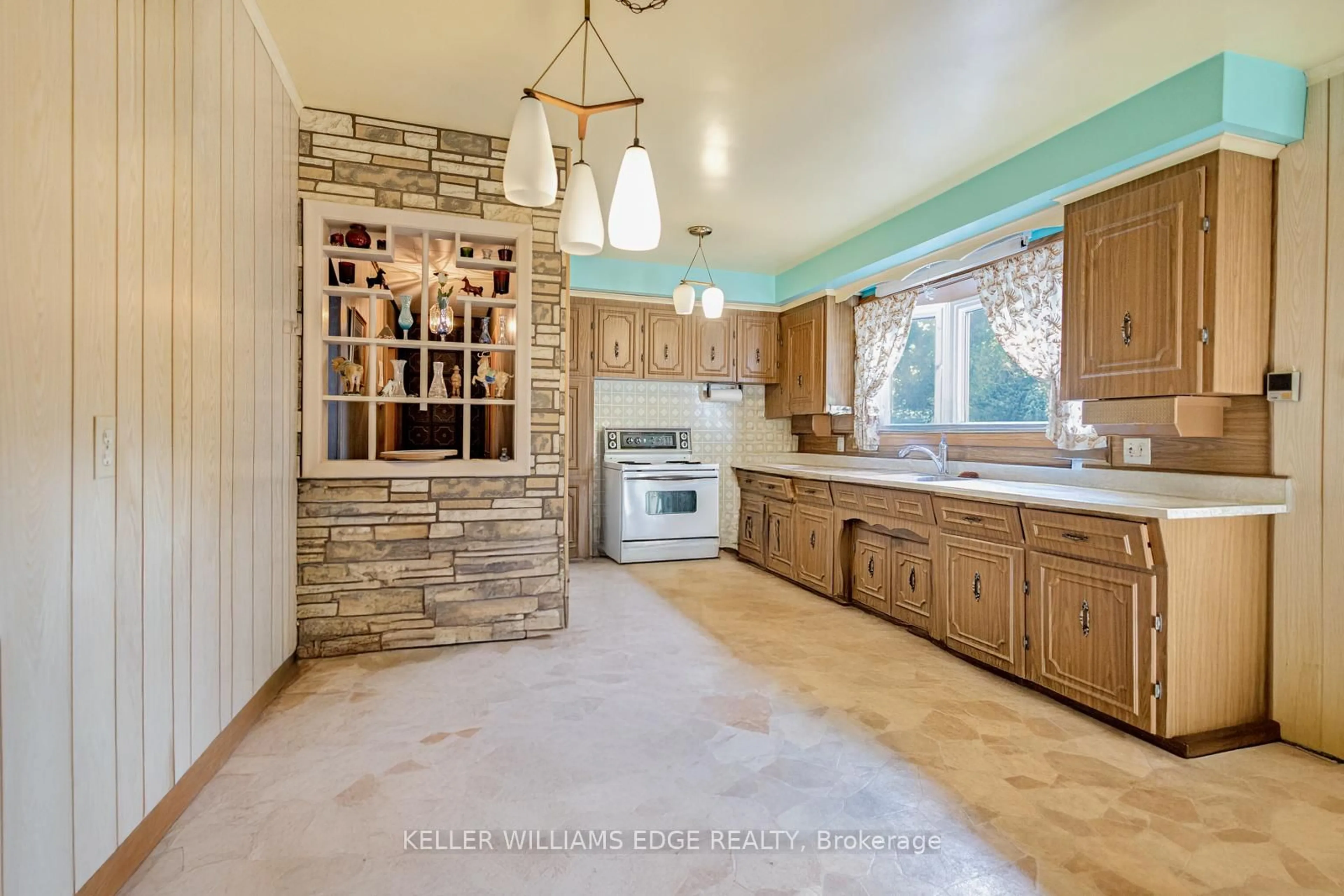 Open concept kitchen, ceramic/tile floor for 63 Hardale Cres, Hamilton Ontario L8T 1X9
