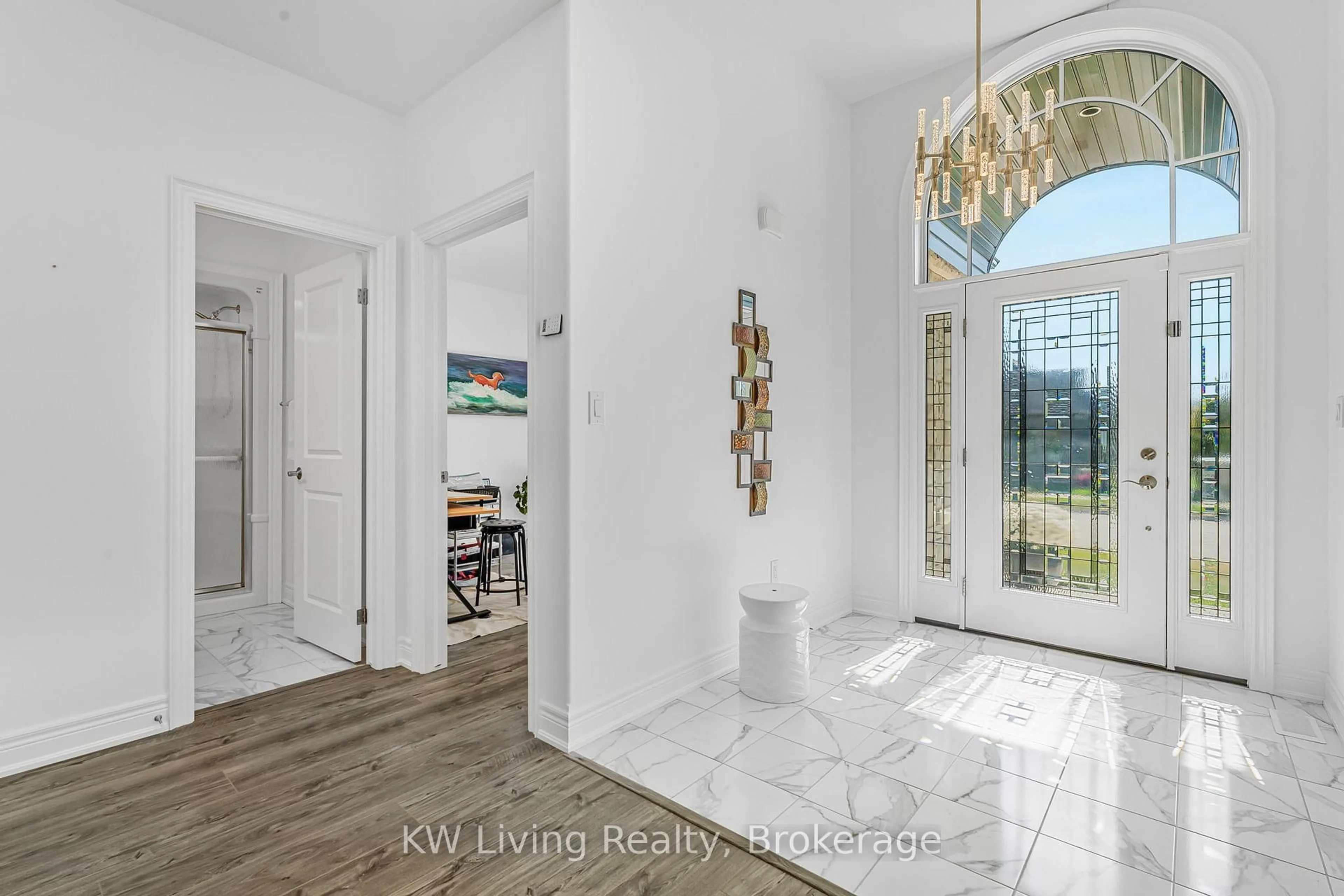 Indoor entryway for 3340 Whispering Woods Tr, Fort Erie Ontario L0S 1N0
