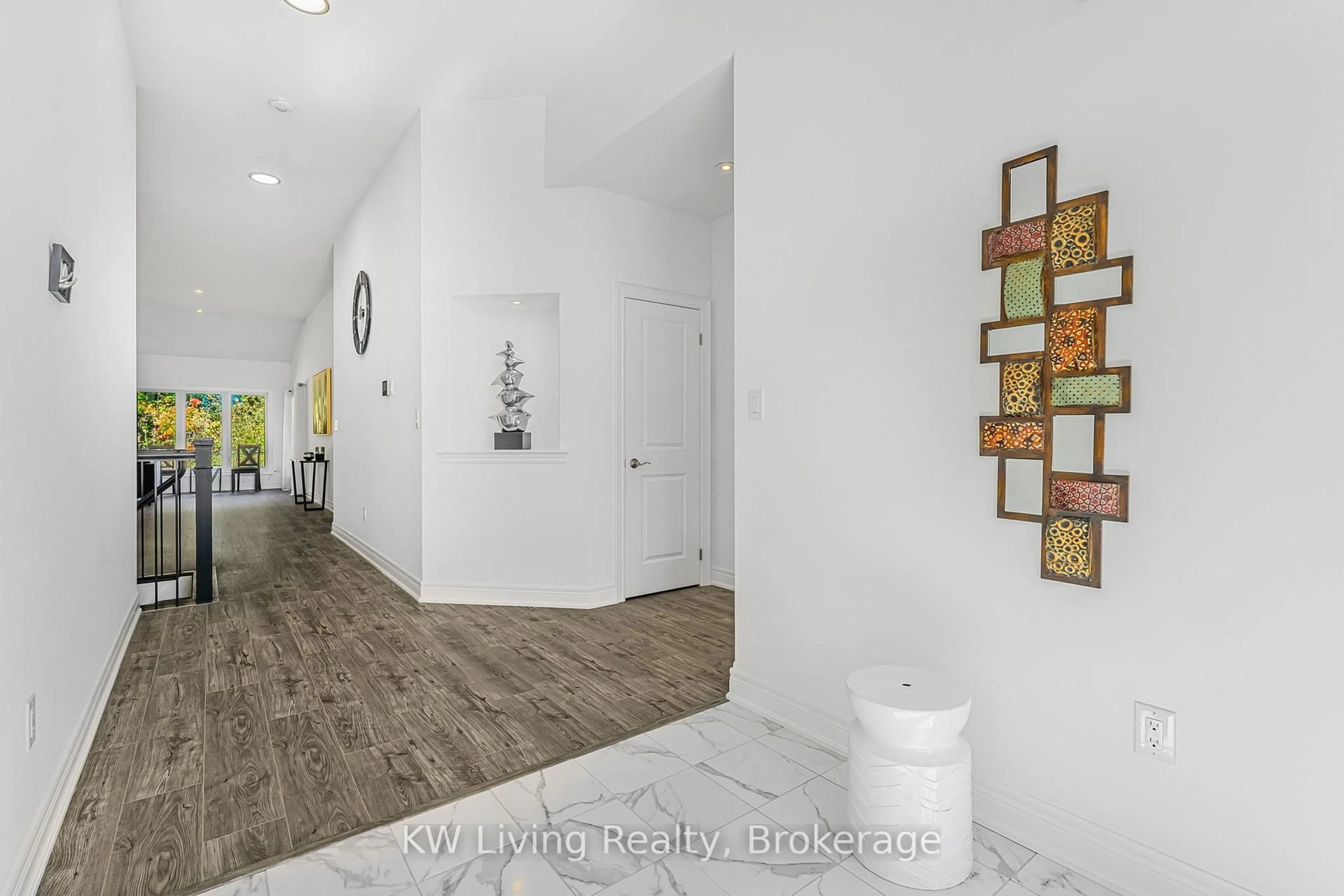 Indoor entryway for 3340 Whispering Woods Tr, Fort Erie Ontario L0S 1N0