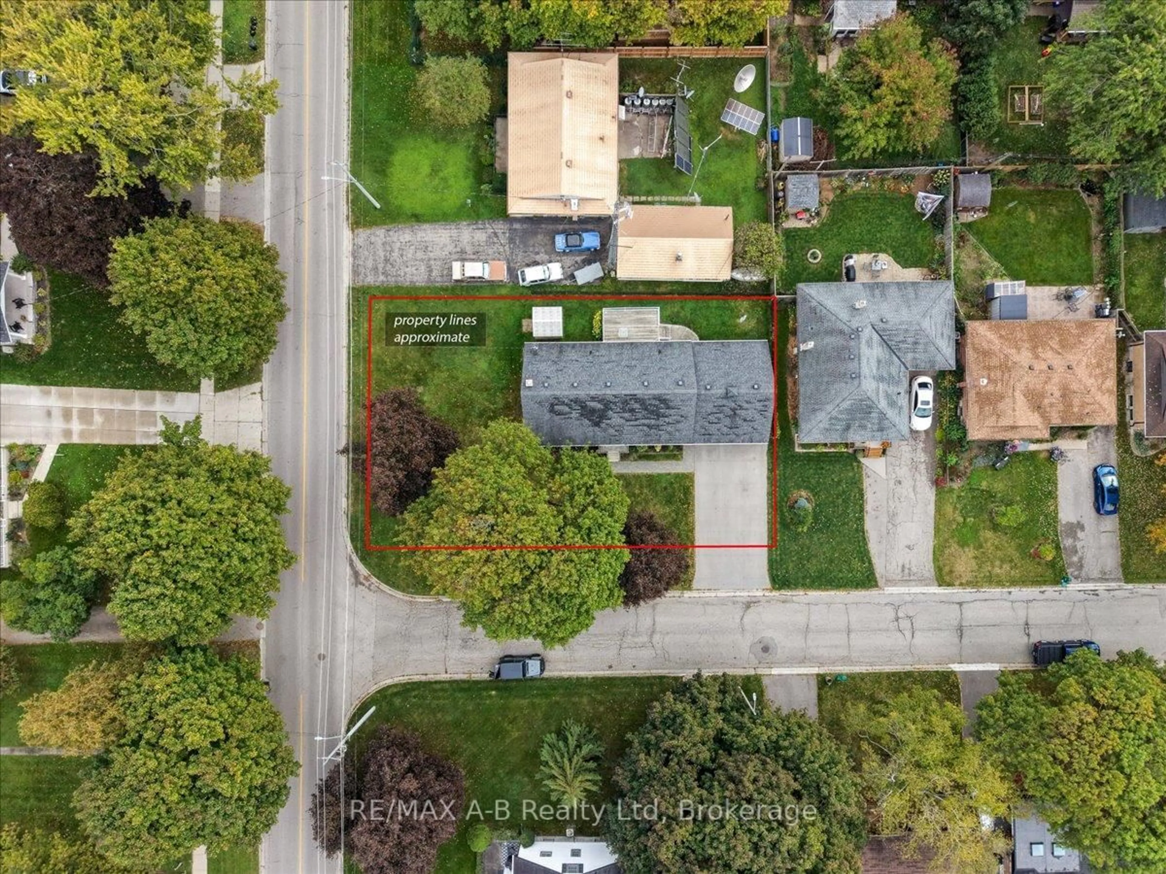 A pic from outside/outdoor area/front of a property/back of a property/a pic from drone, street for 5 Mcdonald St, Stratford Ontario N5A 4W4