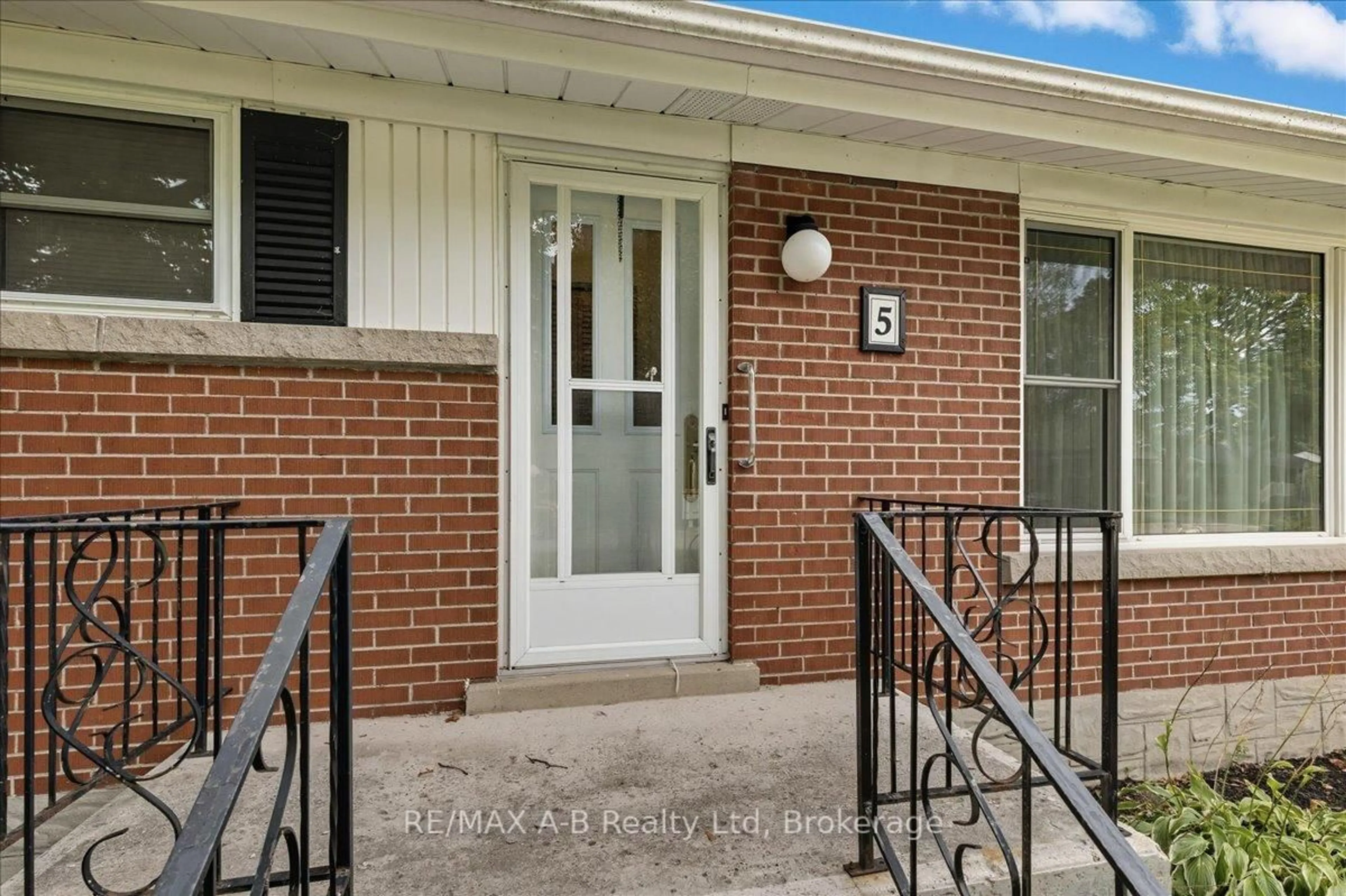 Unknown for 5 Mcdonald St, Stratford Ontario N5A 4W4