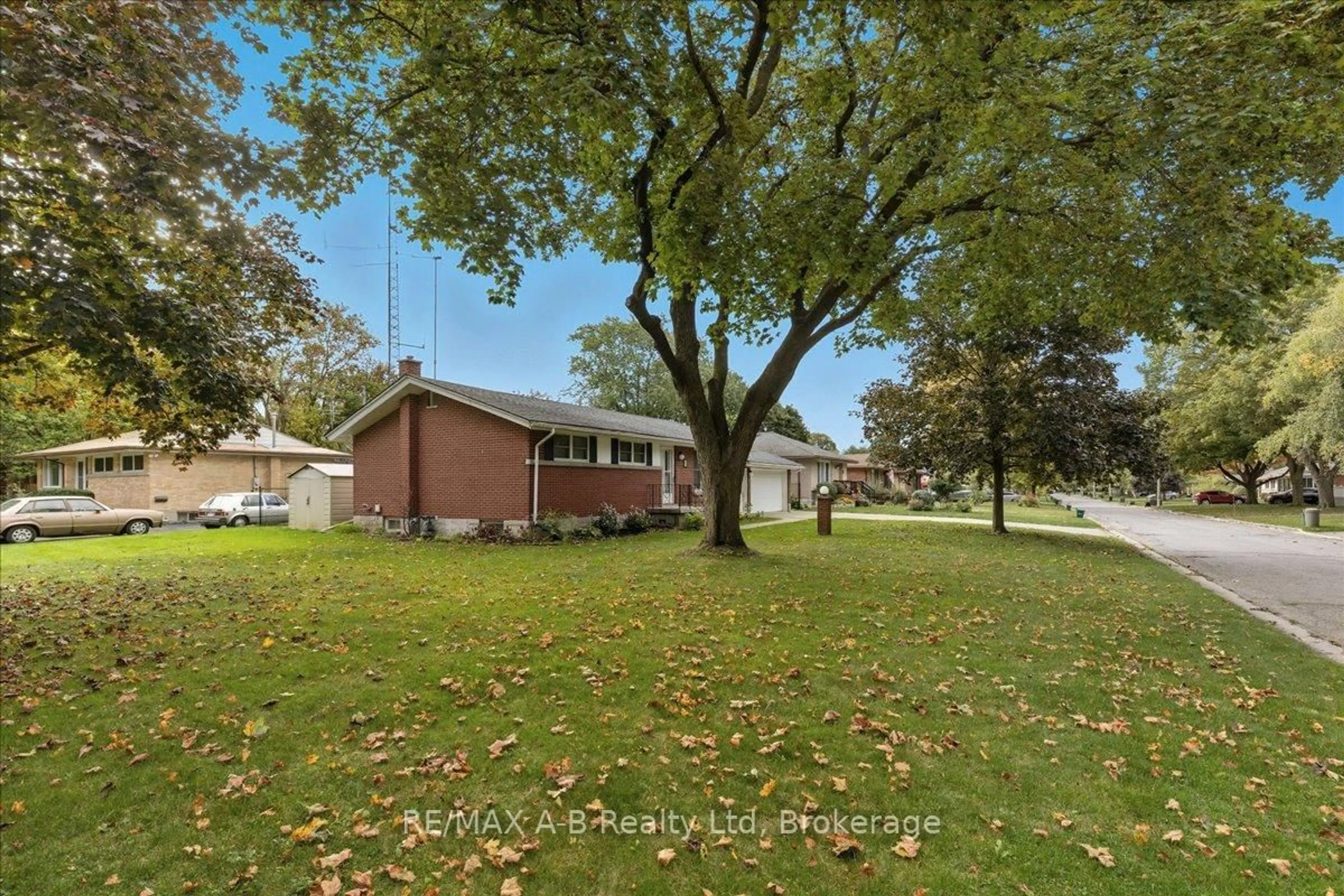 A pic from outside/outdoor area/front of a property/back of a property/a pic from drone, street for 5 Mcdonald St, Stratford Ontario N5A 4W4