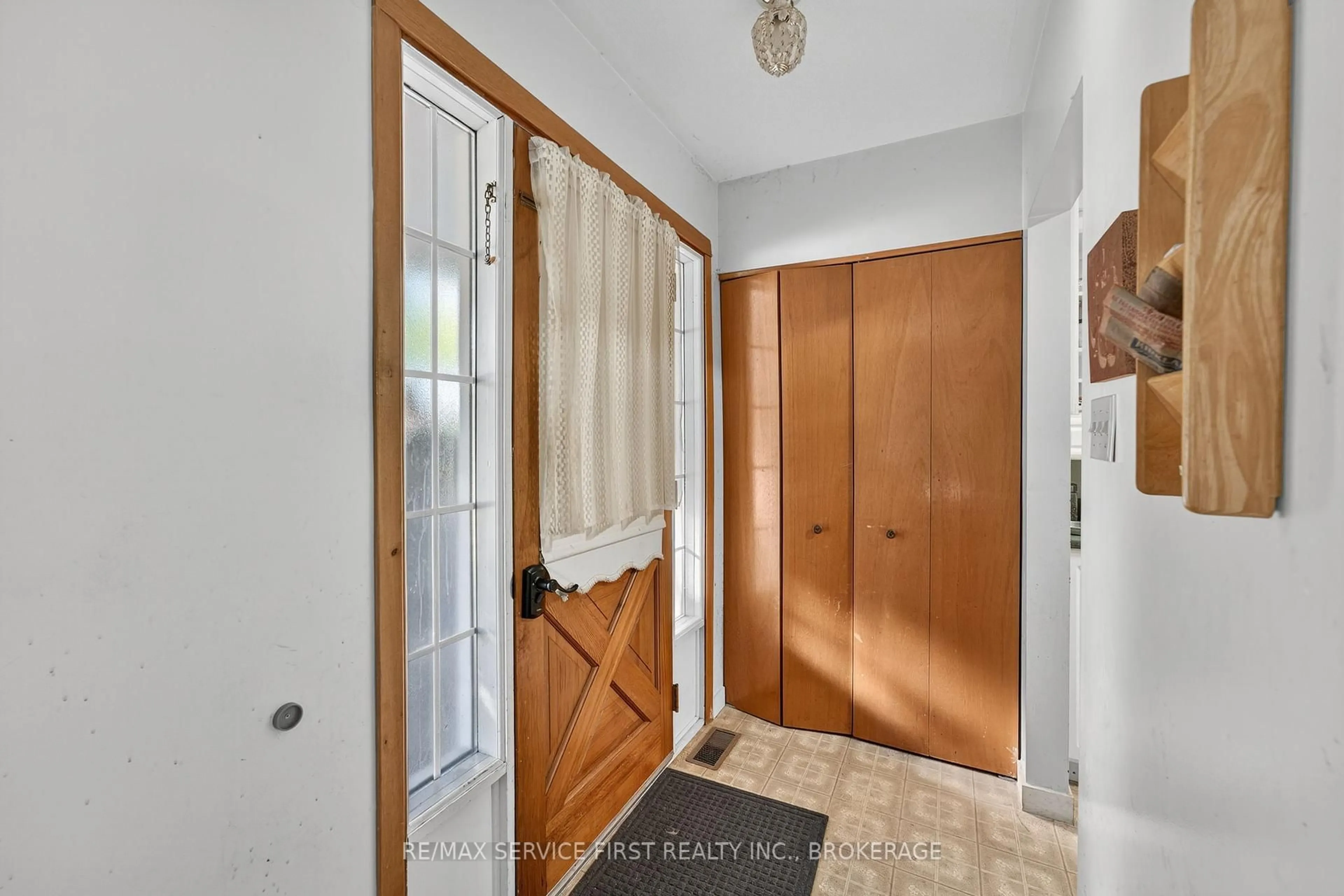 Indoor entryway for 690 Fleet St, Kingston Ontario K7M 5A5