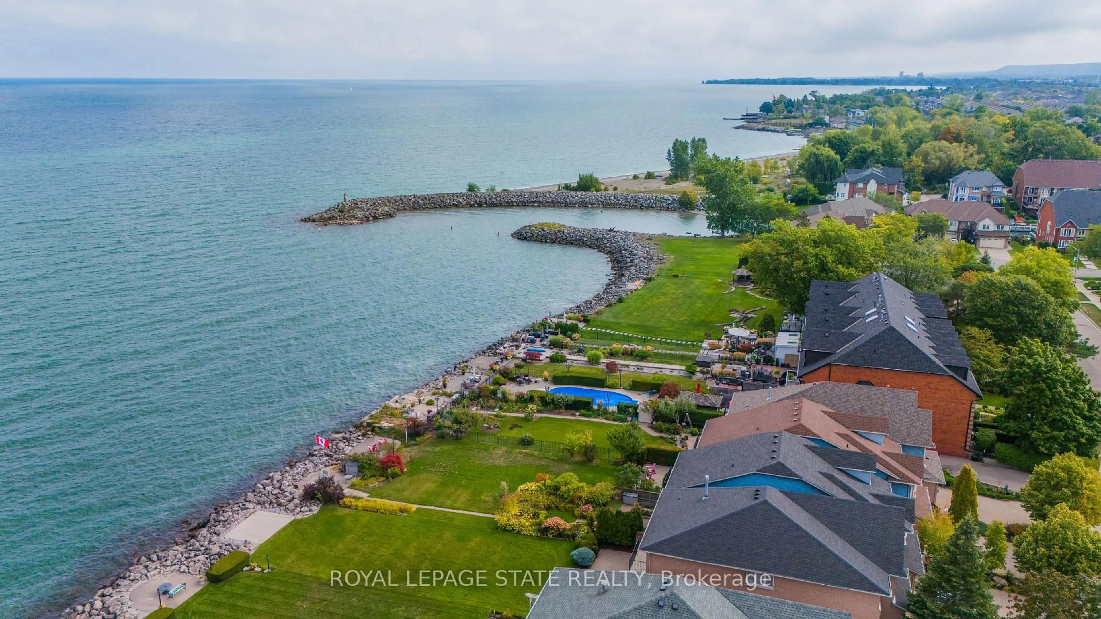 A pic from outside/outdoor area/front of a property/back of a property/a pic from drone, water/lake/river/ocean view for 55 Edgewater Dr, Hamilton Ontario L8E 4Z2