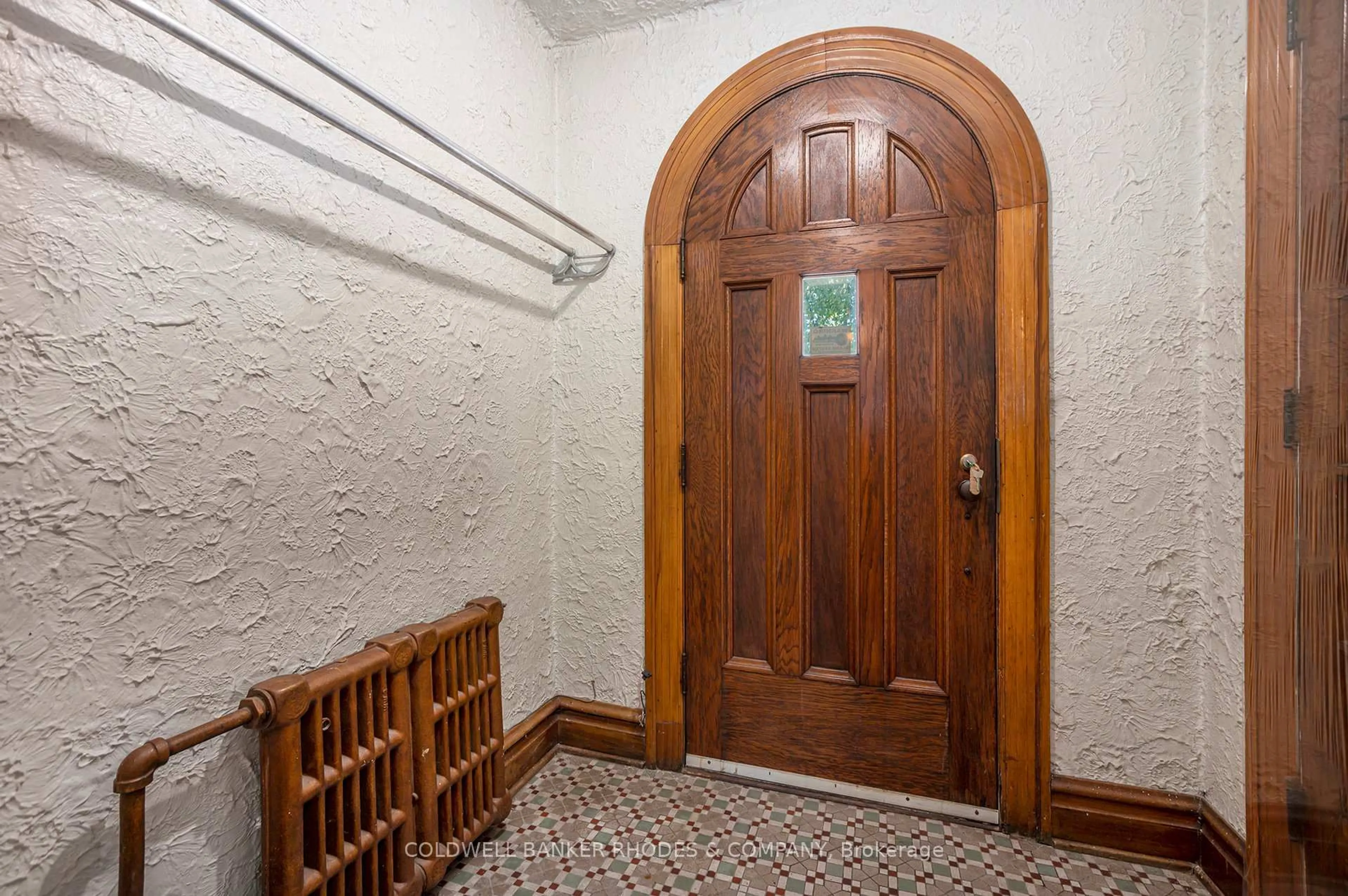 Indoor foyer for 720 Parkdale Ave, Ottawa Ontario K1Y 1J3
