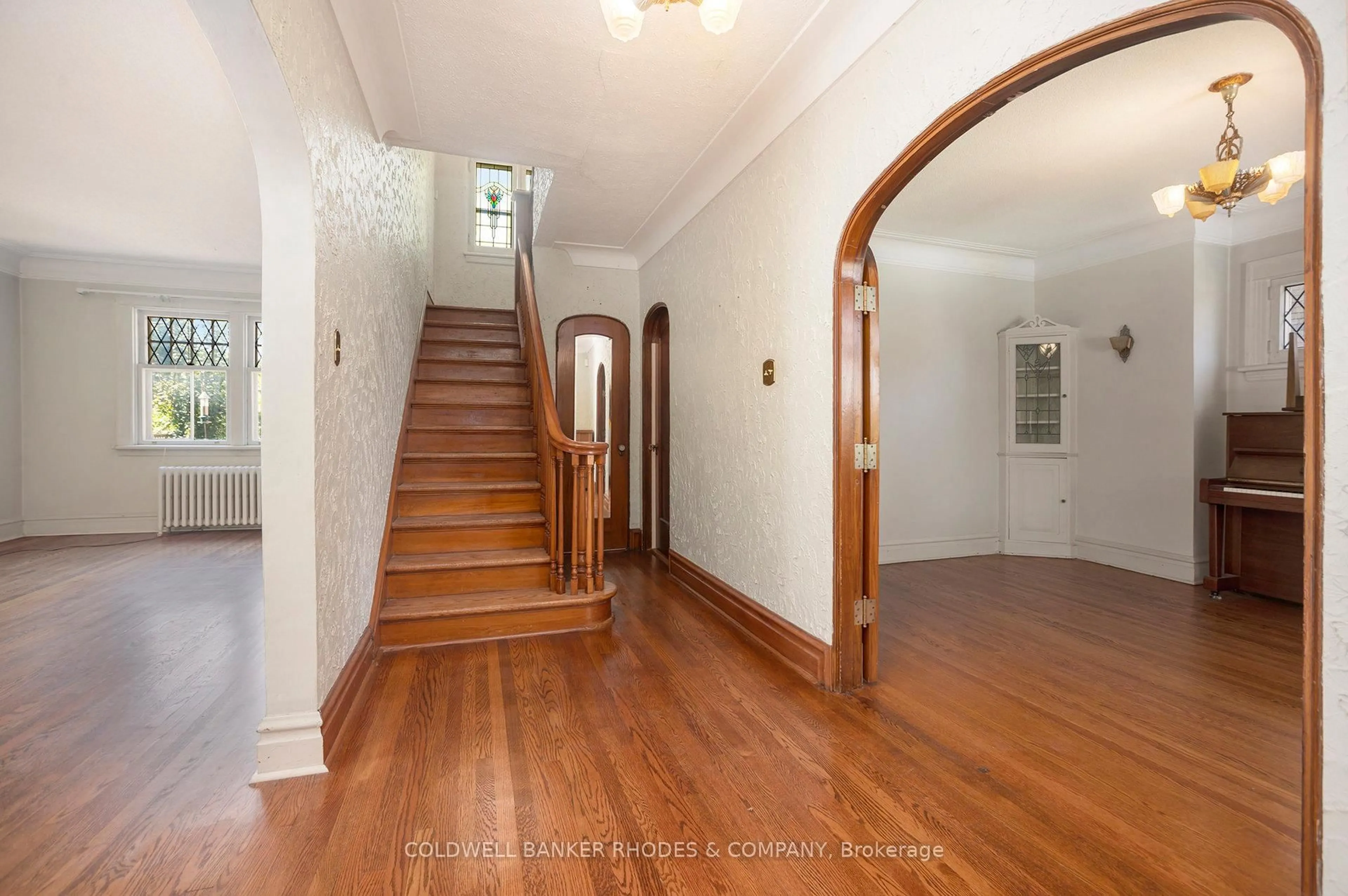 Indoor foyer for 720 Parkdale Ave, Ottawa Ontario K1Y 1J3