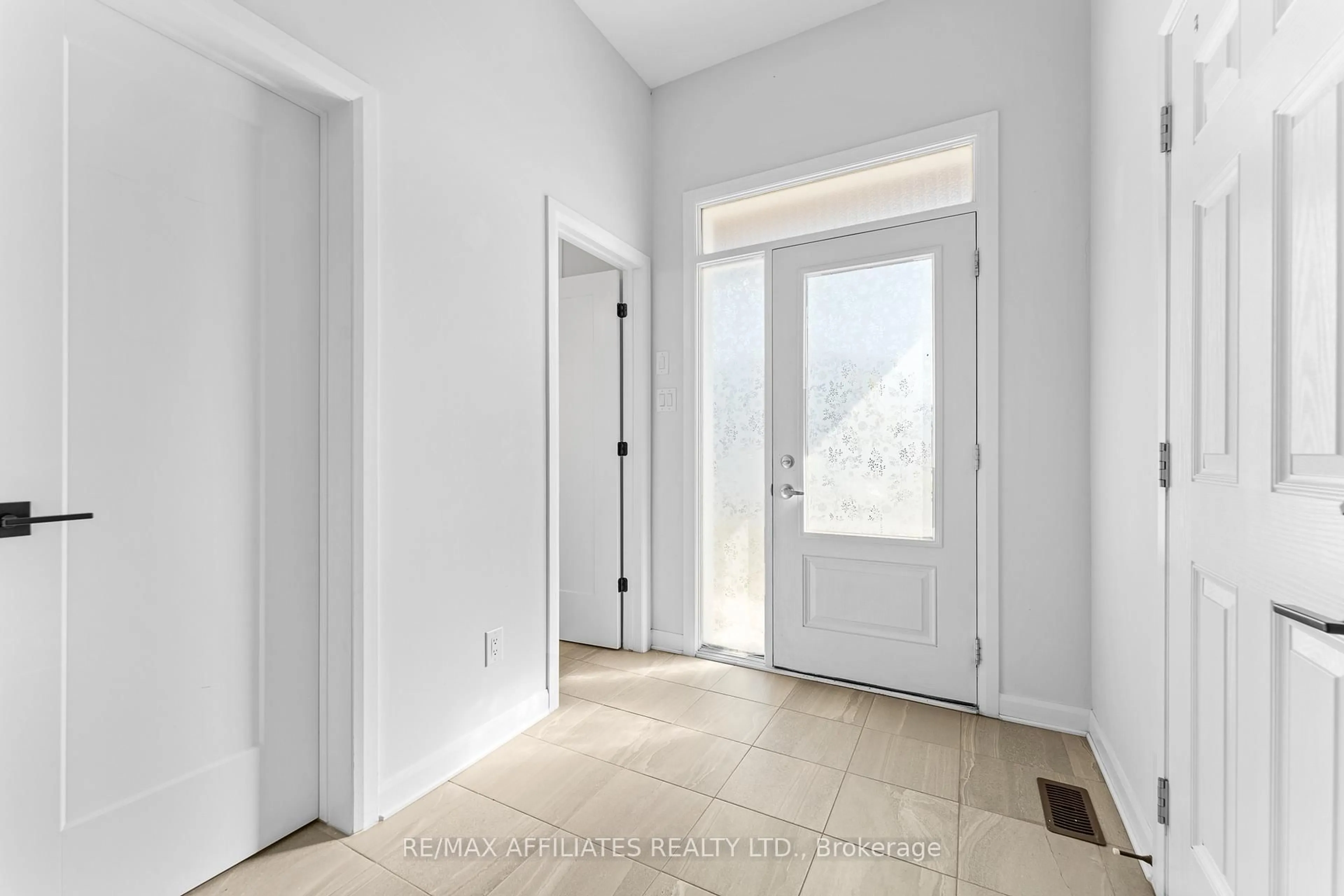 Indoor entryway for 140 Shallow Pond Pl, Ottawa Ontario K4A 5N9