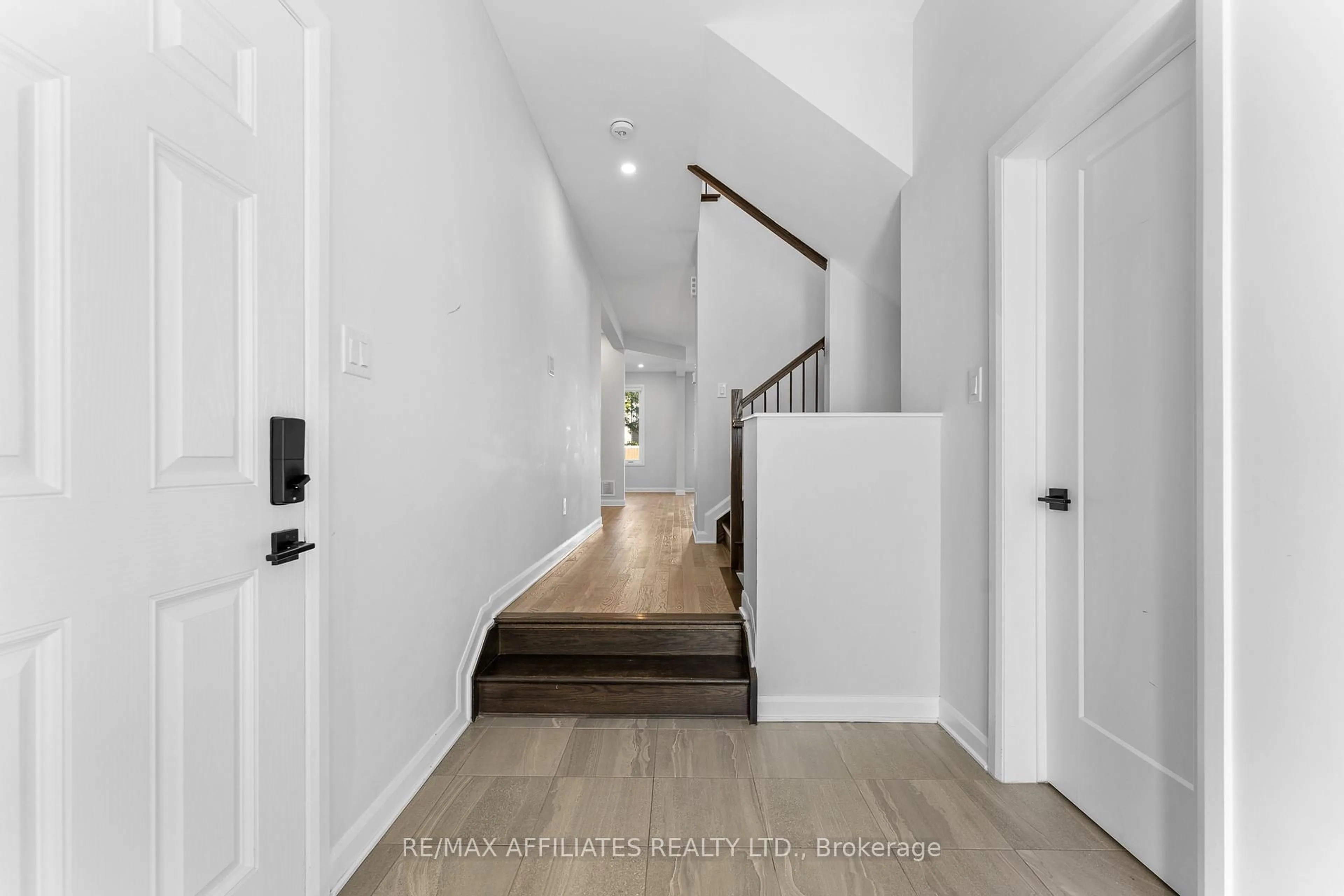 Indoor entryway for 140 Shallow Pond Pl, Ottawa Ontario K4A 5N9
