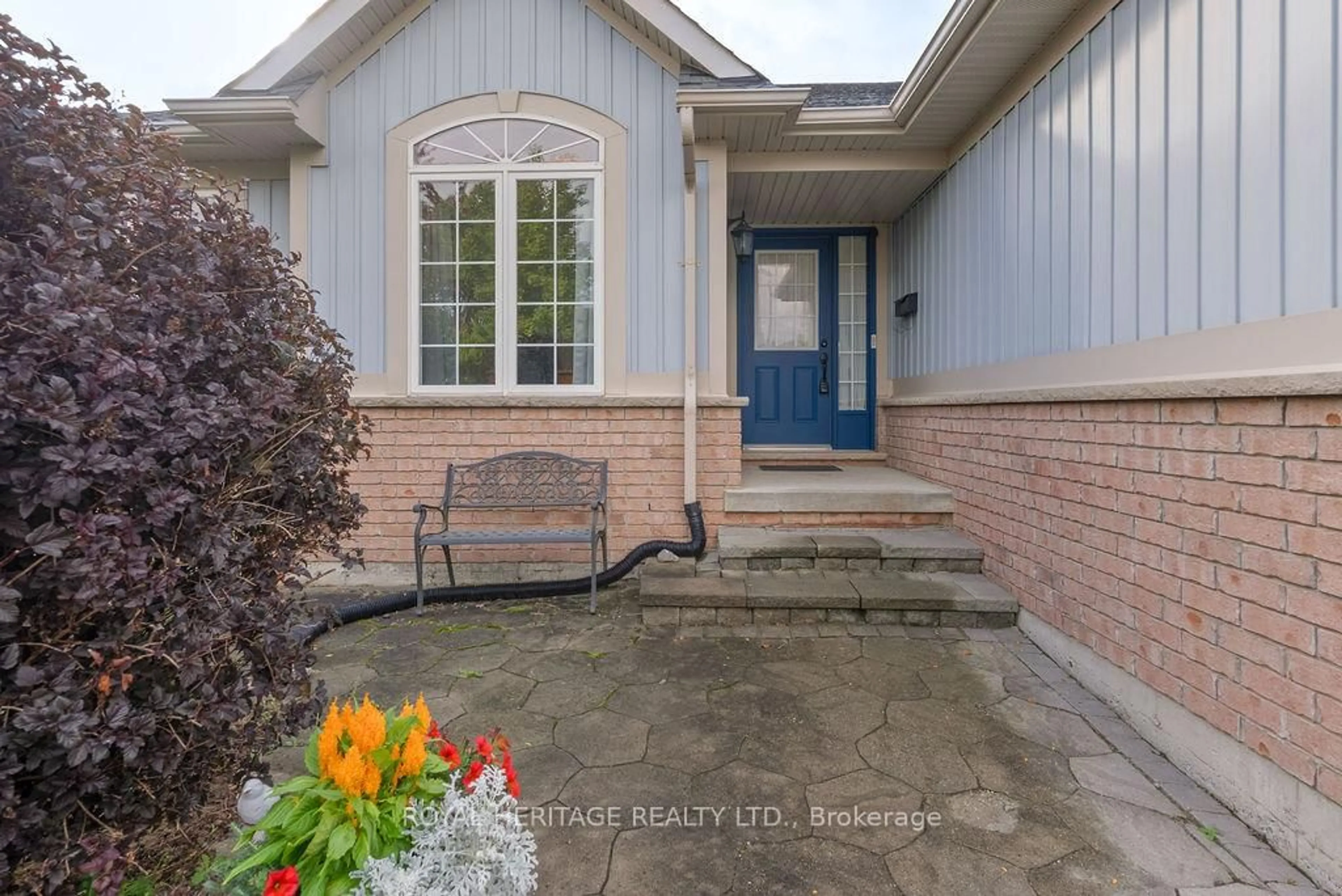 Indoor entryway for 19 Thrushwood Tr, Kawartha Lakes Ontario K9V 0B1