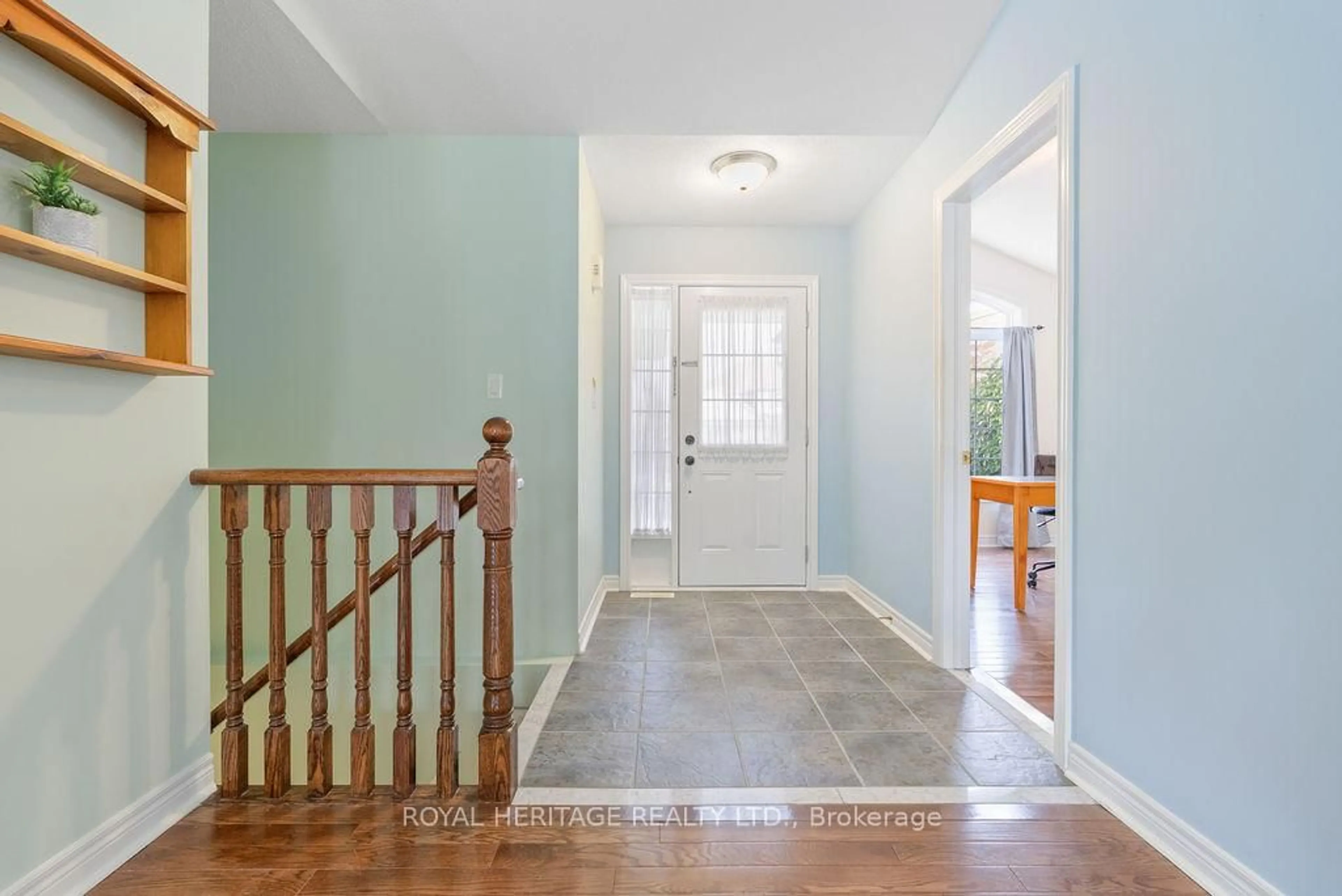 Indoor entryway for 19 Thrushwood Tr, Kawartha Lakes Ontario K9V 0B1