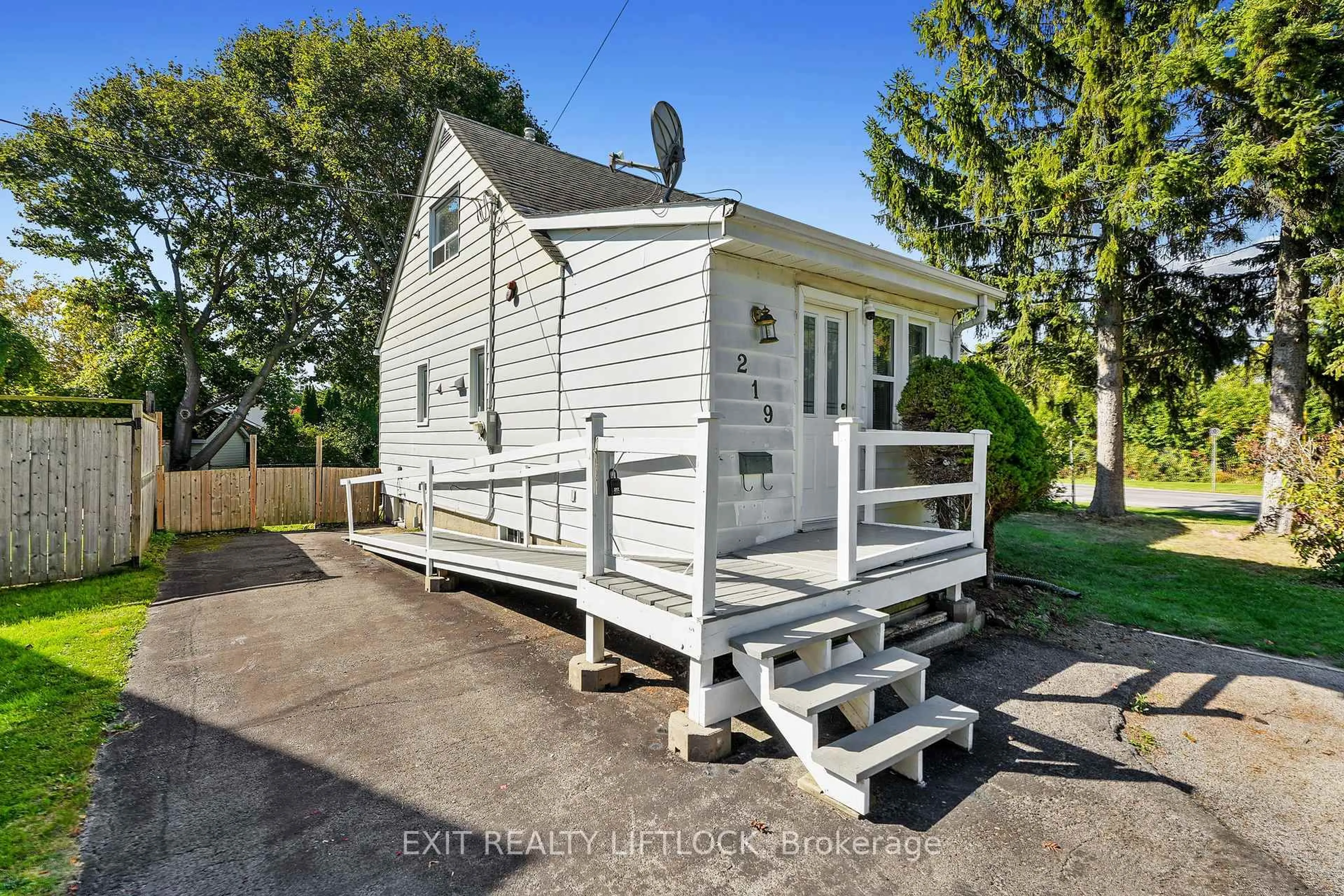 Home with vinyl exterior material, street for 219 Burnham St, Cobourg Ontario K9A 2W5