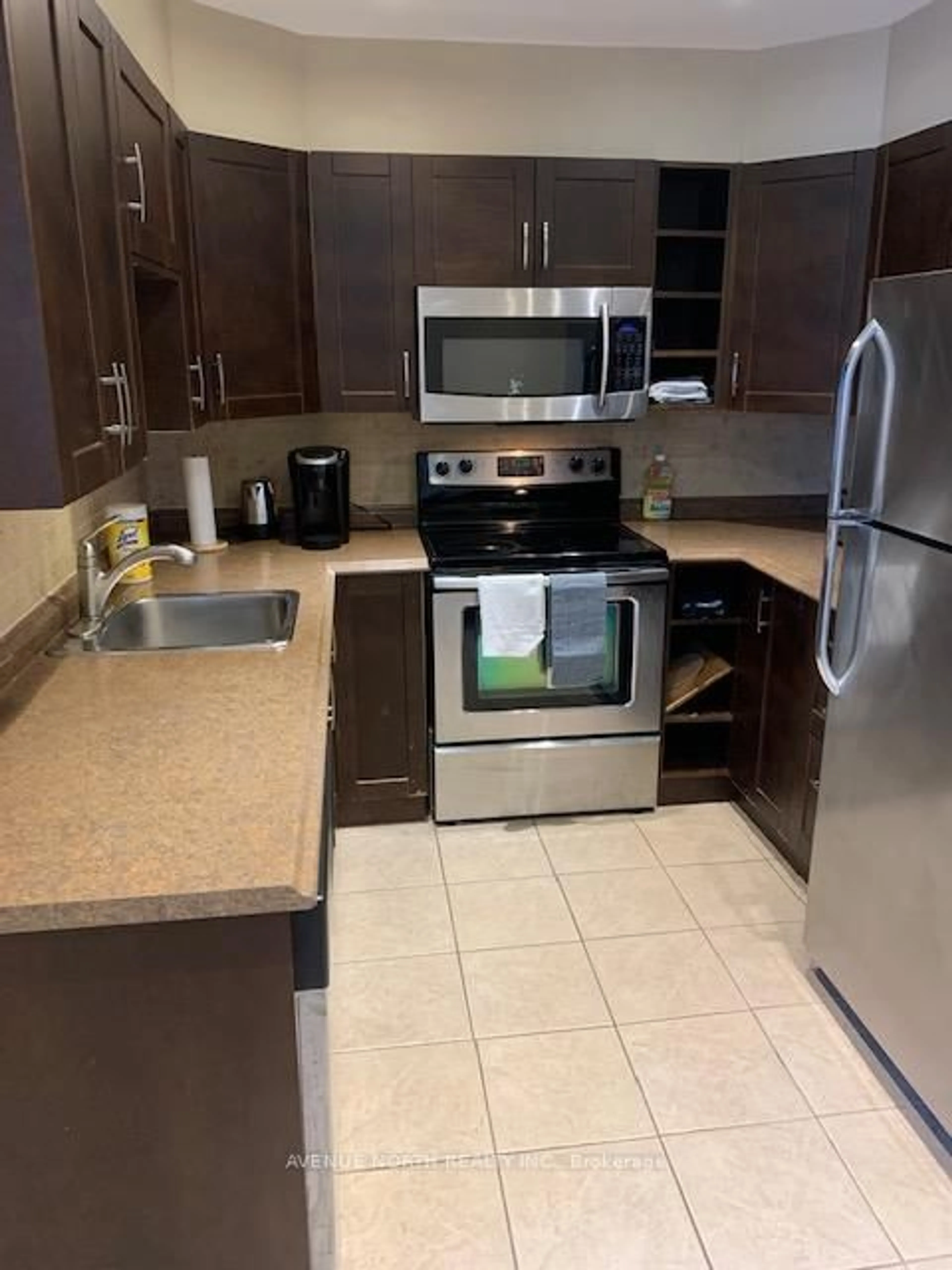 Standard kitchen, ceramic/tile floor for 48 Bolton St, Ottawa Ontario K1N 5A9
