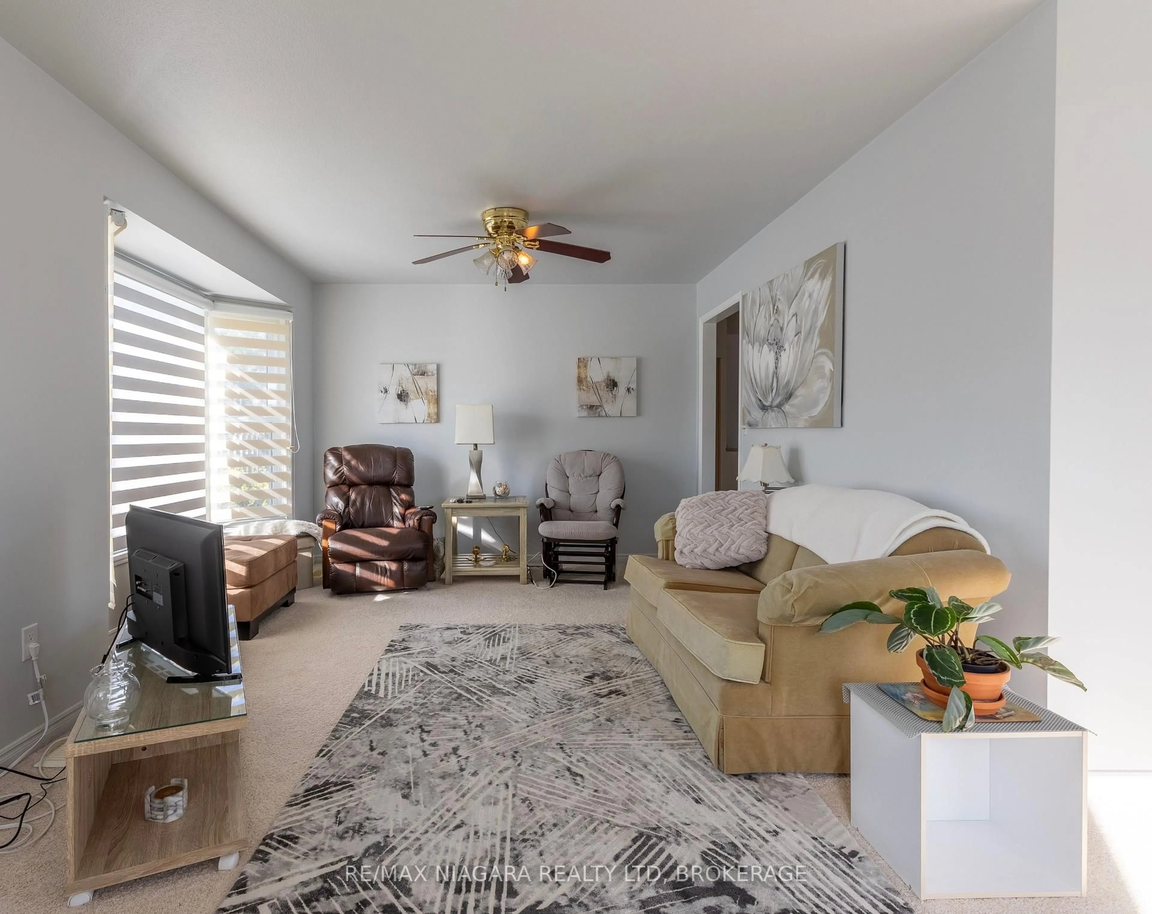 Living room with furniture, unknown for 161 Green Pointe Dr, Welland Ontario L3C 6Y7