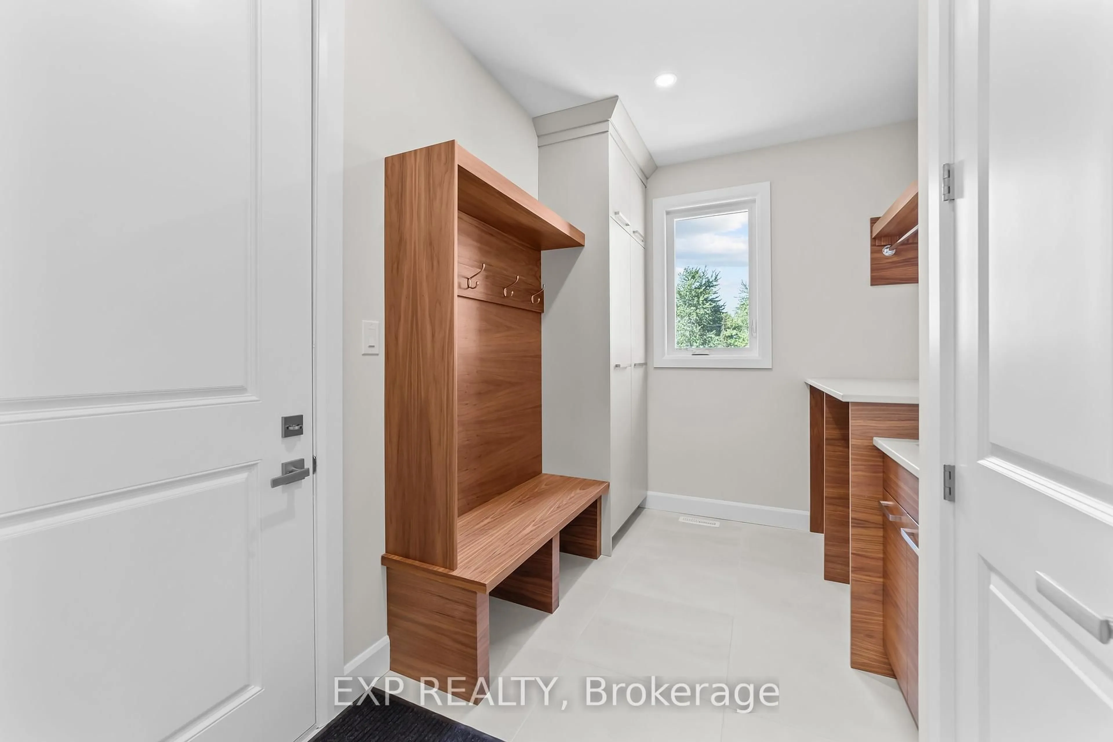 Laundry room for 421 Ontario St, Warwick Ontario N0M 2S0