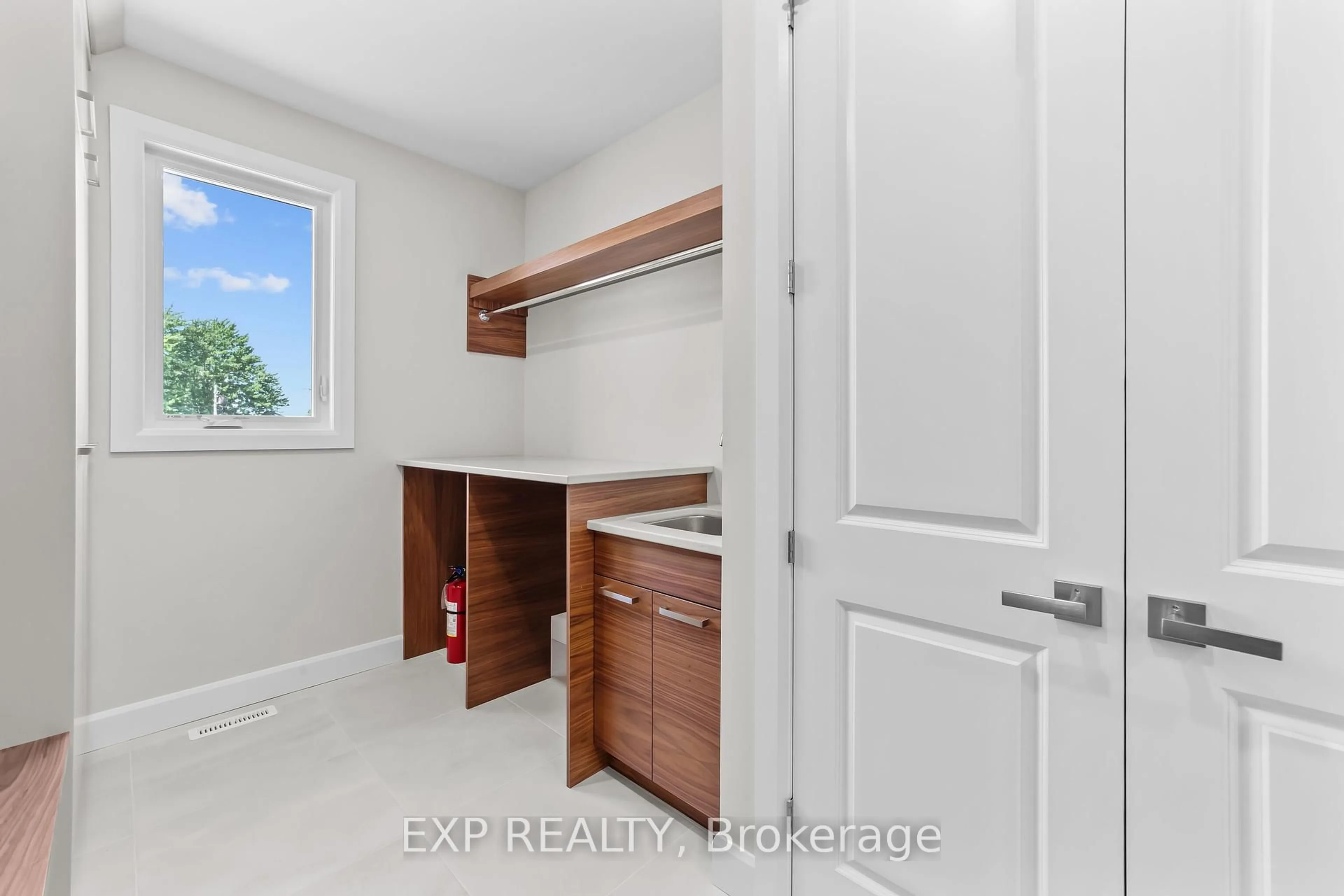 Laundry room for 421 Ontario St, Warwick Ontario N0M 2S0