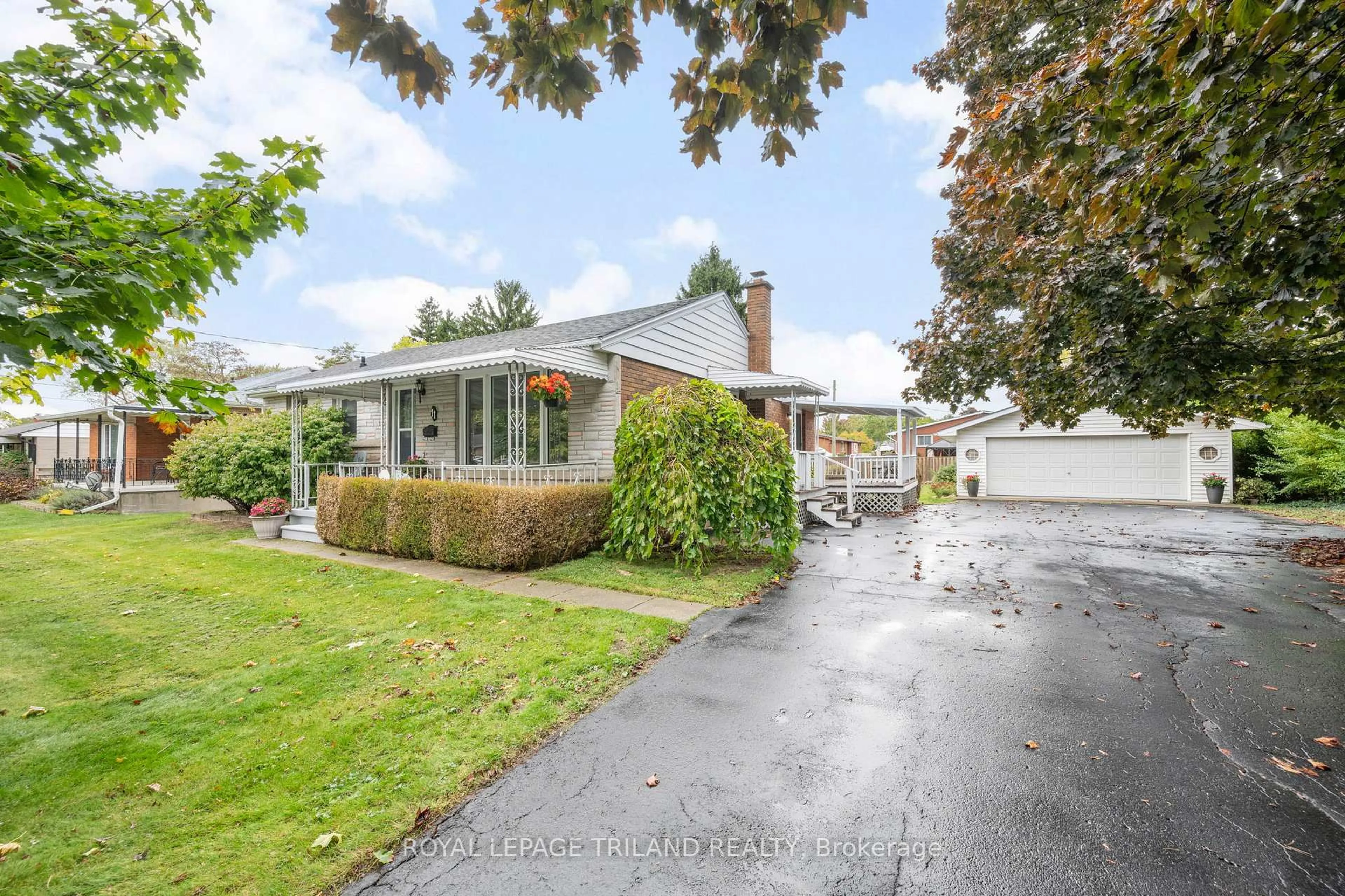 A pic from outside/outdoor area/front of a property/back of a property/a pic from drone, street for 11 PATRICIA St, St. Thomas Ontario N5P 2C7
