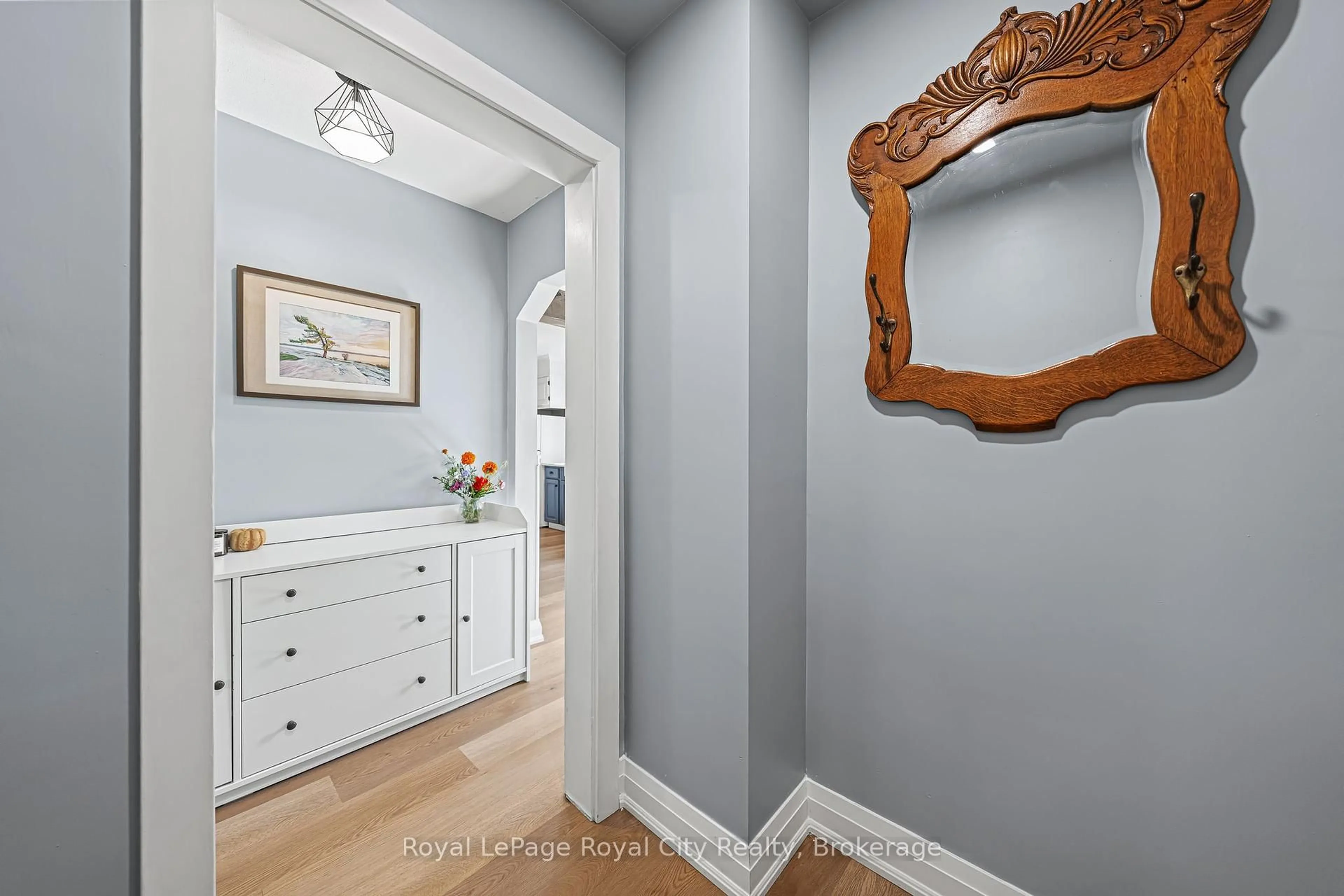Indoor entryway for 15 Dudhope Ave, Cambridge Ontario N1R 4T2