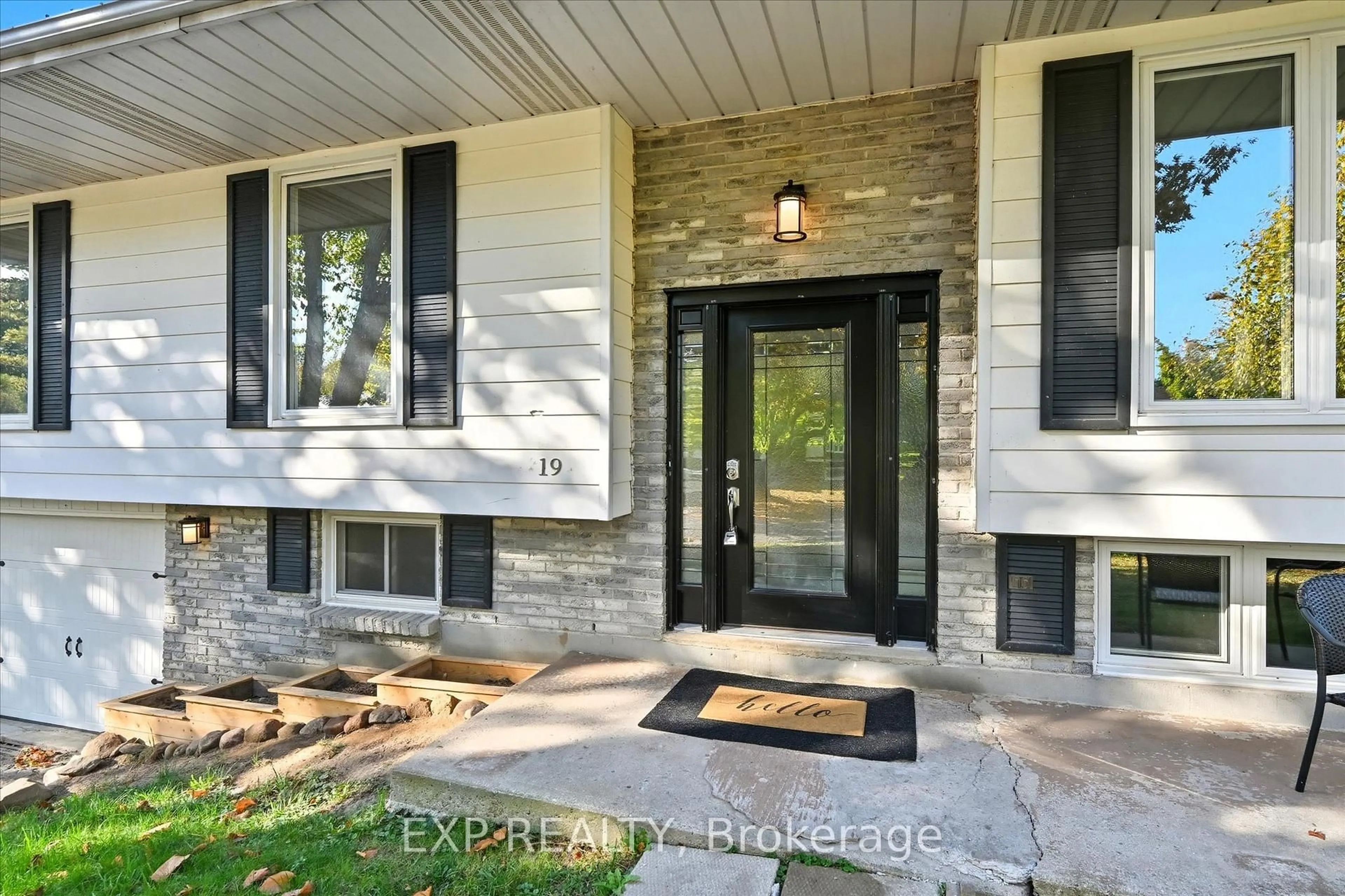 Indoor entryway for 19 AARON Dr, Norfolk Ontario N0A 1N4