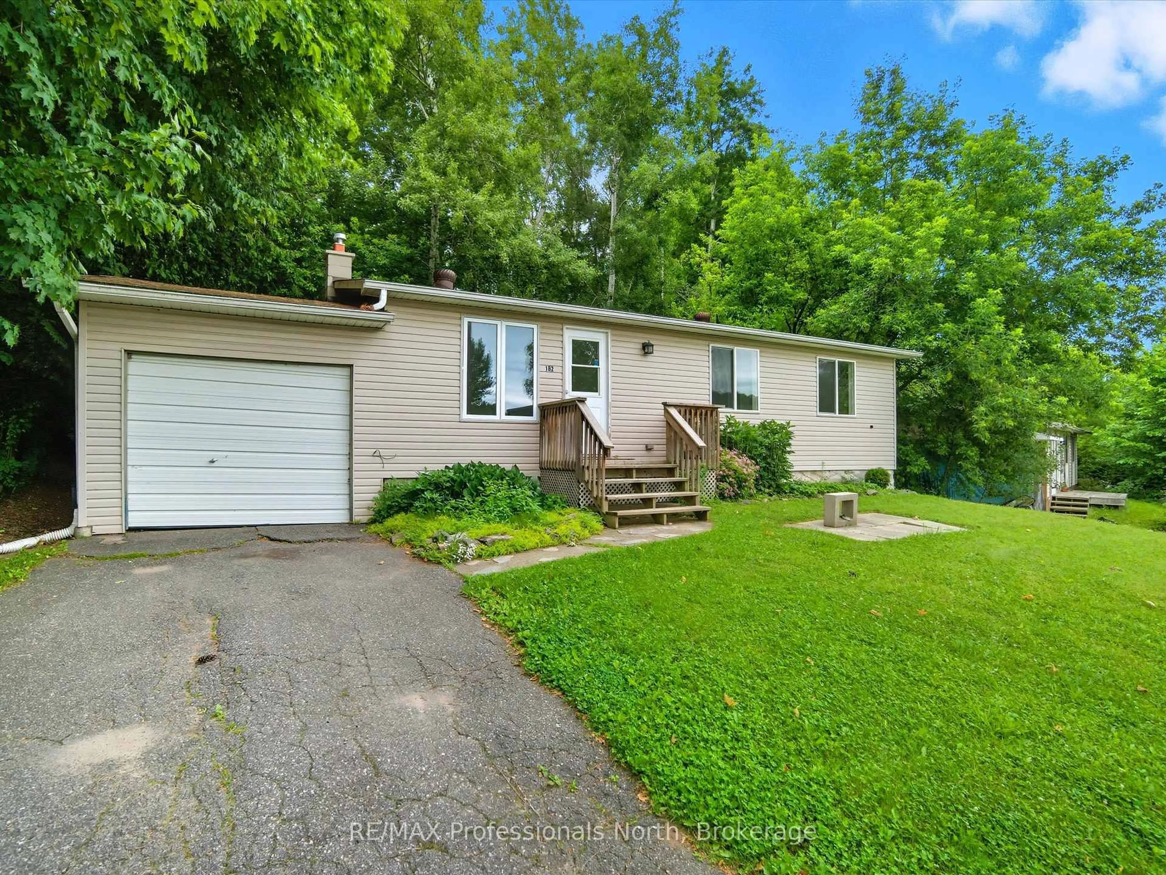 A pic from outside/outdoor area/front of a property/back of a property/a pic from drone, unknown for 182 Holditch St, Bracebridge Ontario P1L 1E9