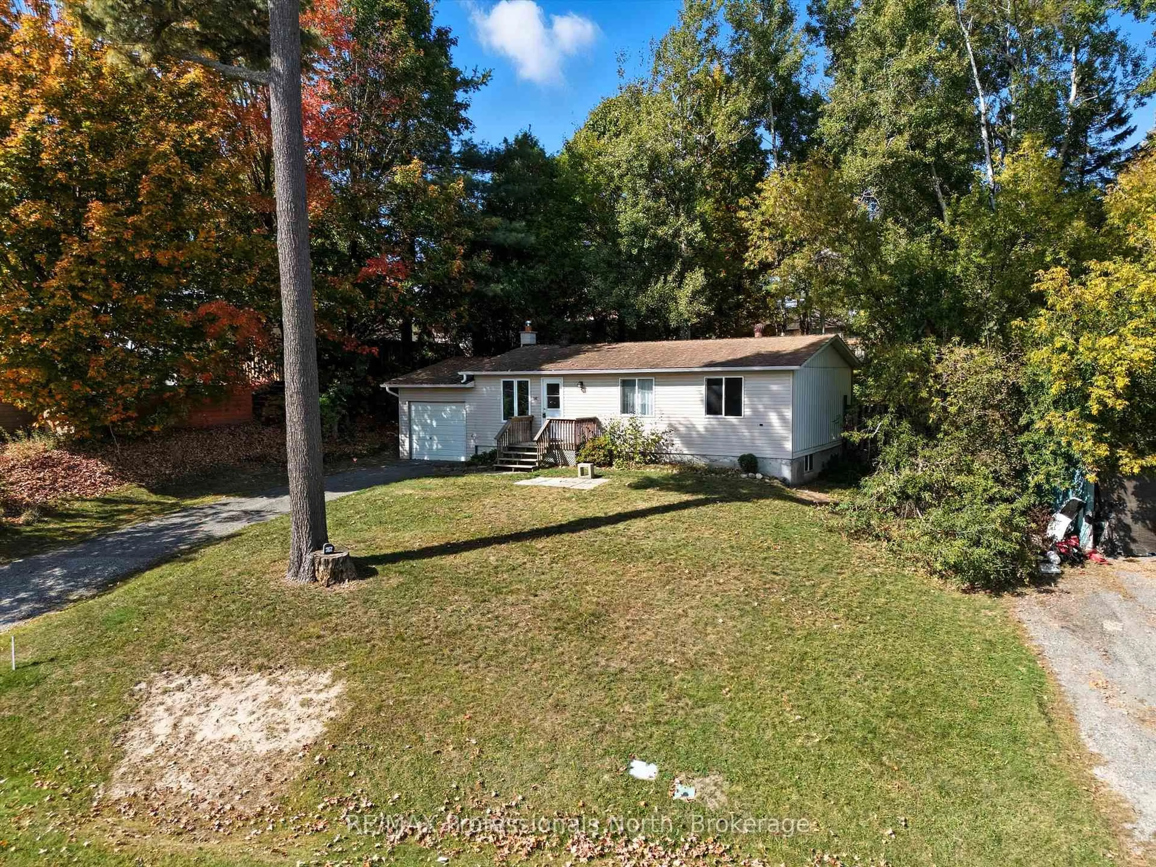 A pic from outside/outdoor area/front of a property/back of a property/a pic from drone, unknown for 182 Holditch St, Bracebridge Ontario P1L 1E9
