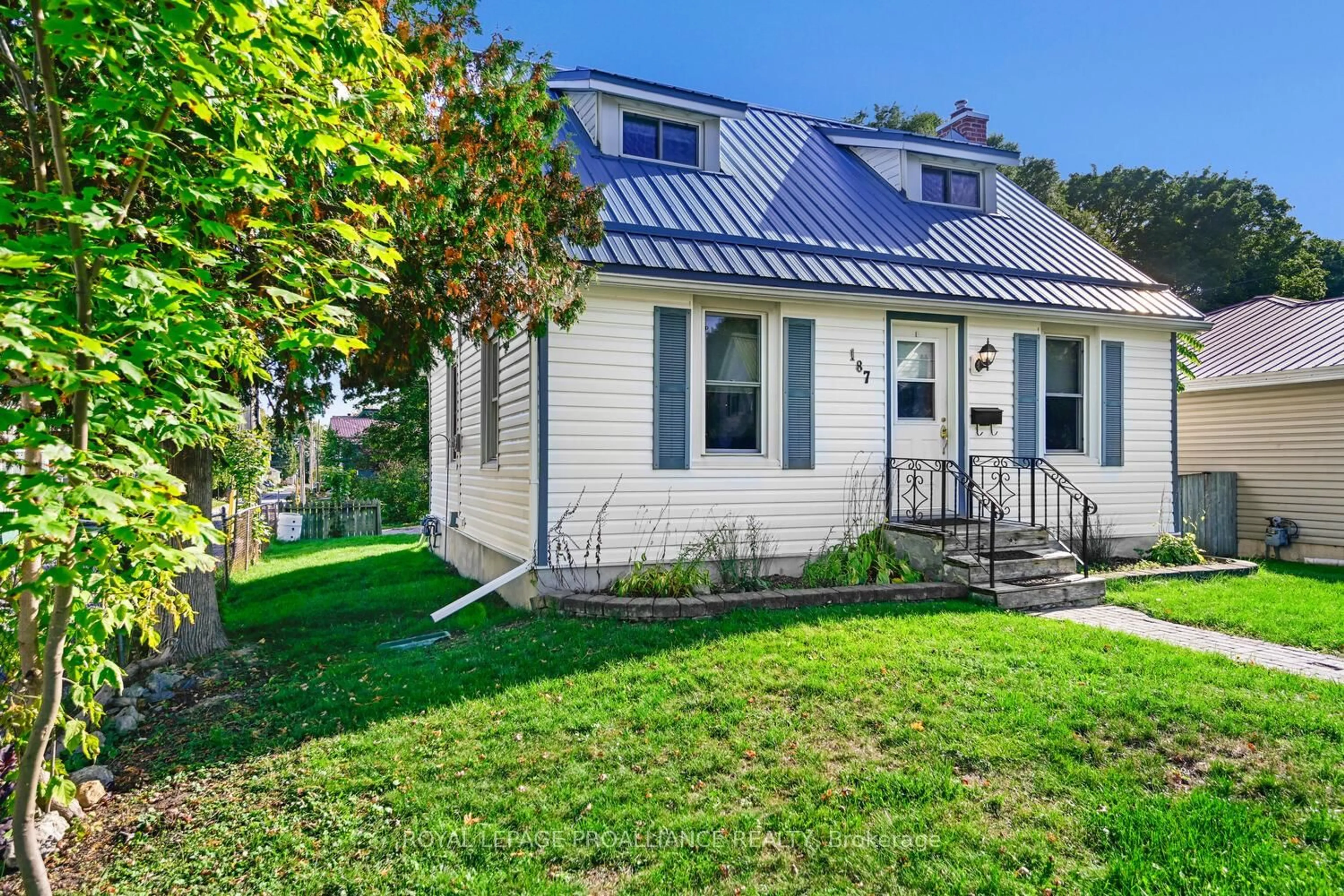 Home with vinyl exterior material, street for 187 James St, Brockville Ontario K6V 1L4