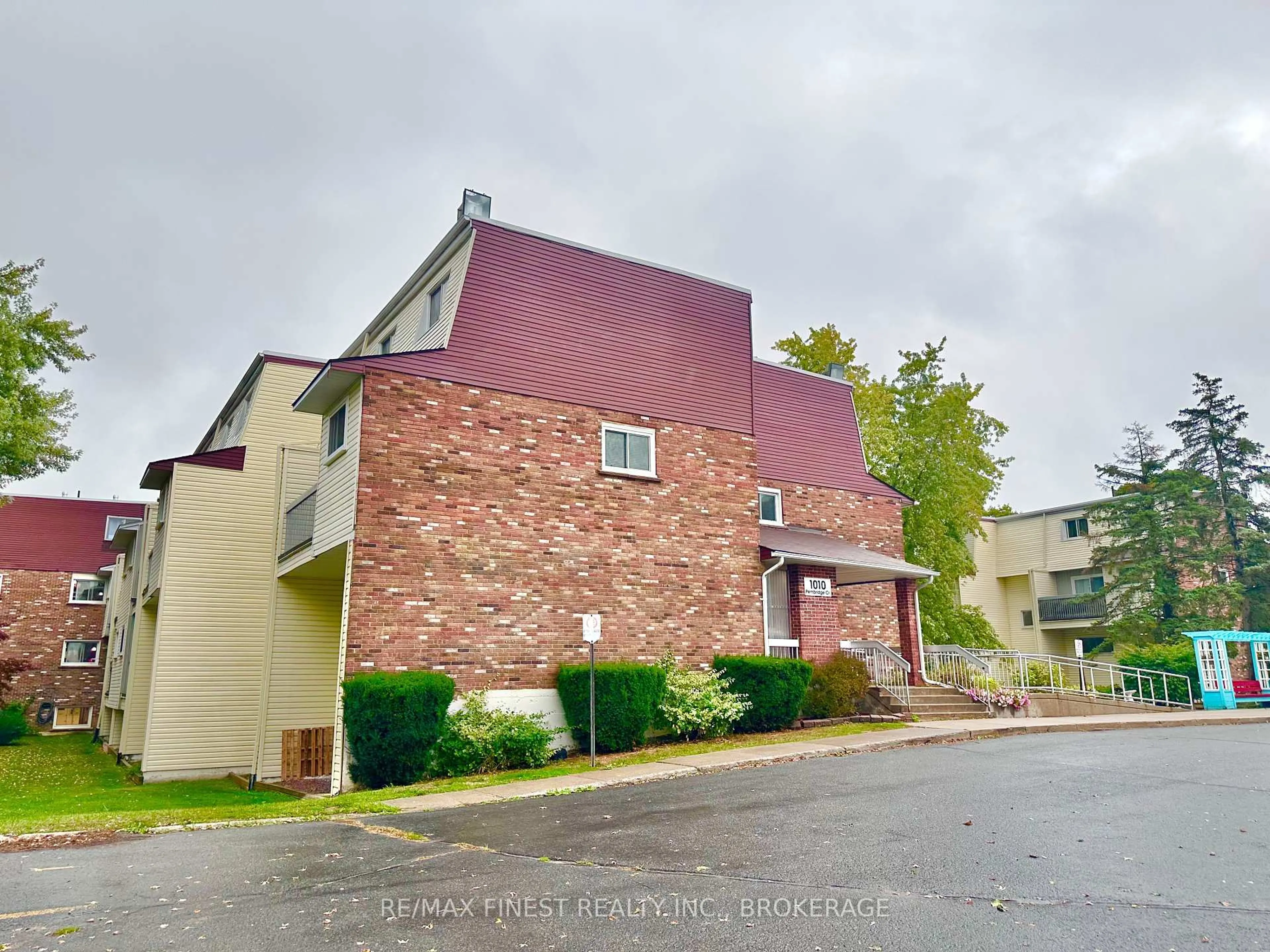 A pic from outside/outdoor area/front of a property/back of a property/a pic from drone, unknown for 1010 Pembridge Cres #107, Kingston Ontario K7P 1A3