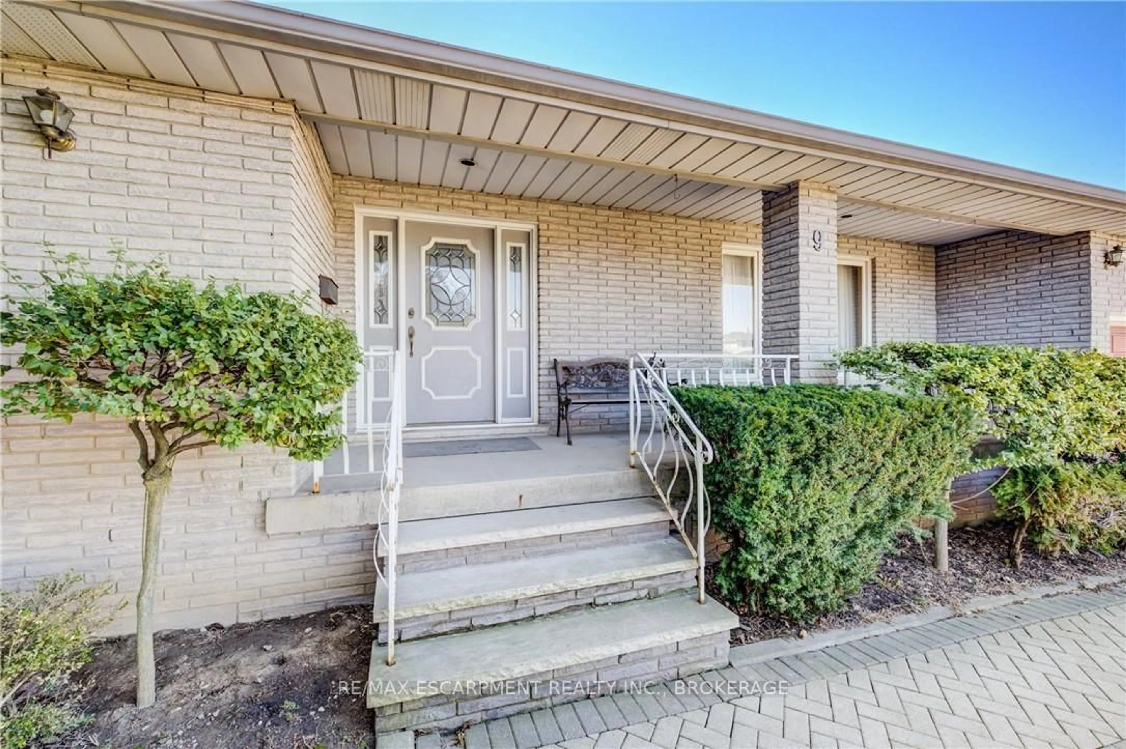 Unknown for 9 STONECLIFF Crt, Hamilton Ontario L9C 7G2