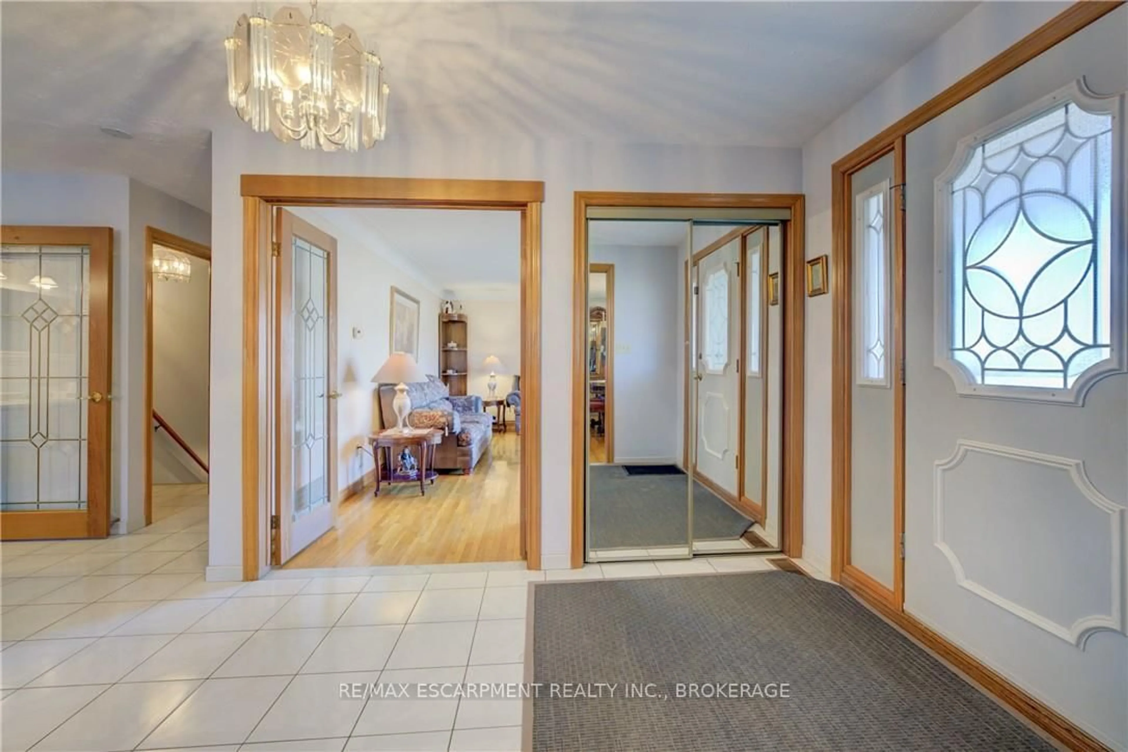 Indoor foyer for 9 STONECLIFF Crt, Hamilton Ontario L9C 7G2