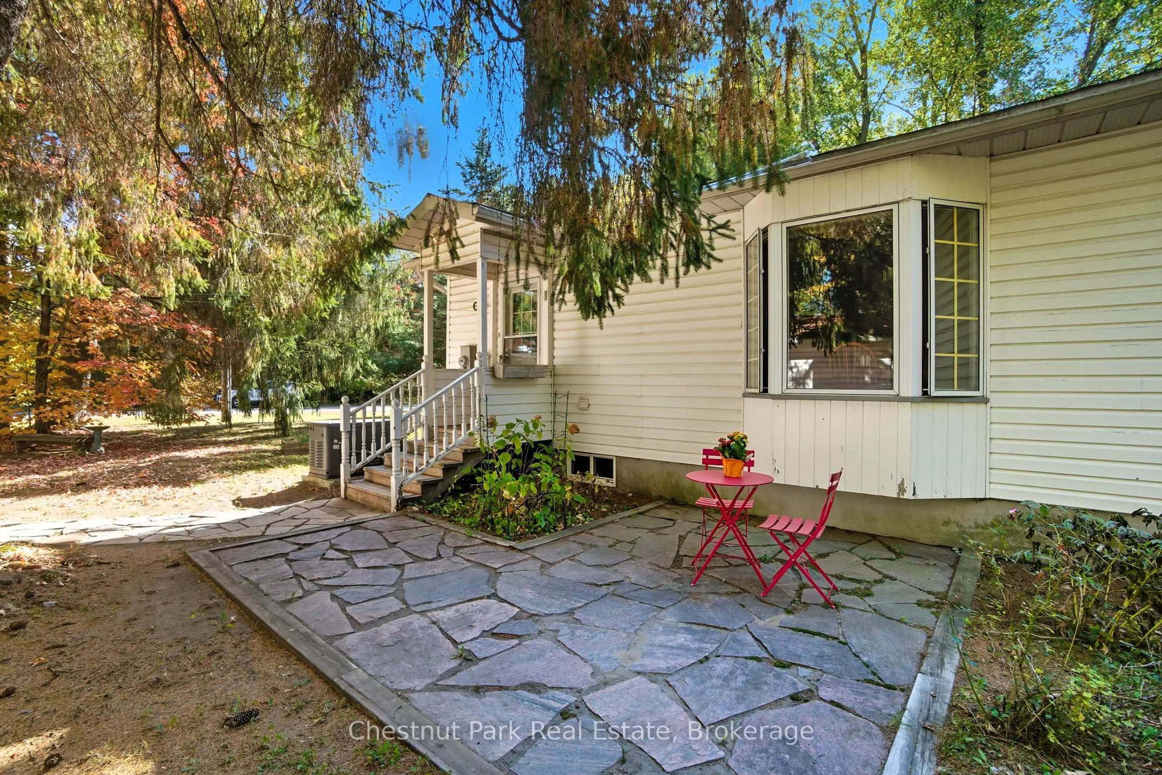 Patio, street for 14 Dickie St, Lake of Bays Ontario P0B 1A0
