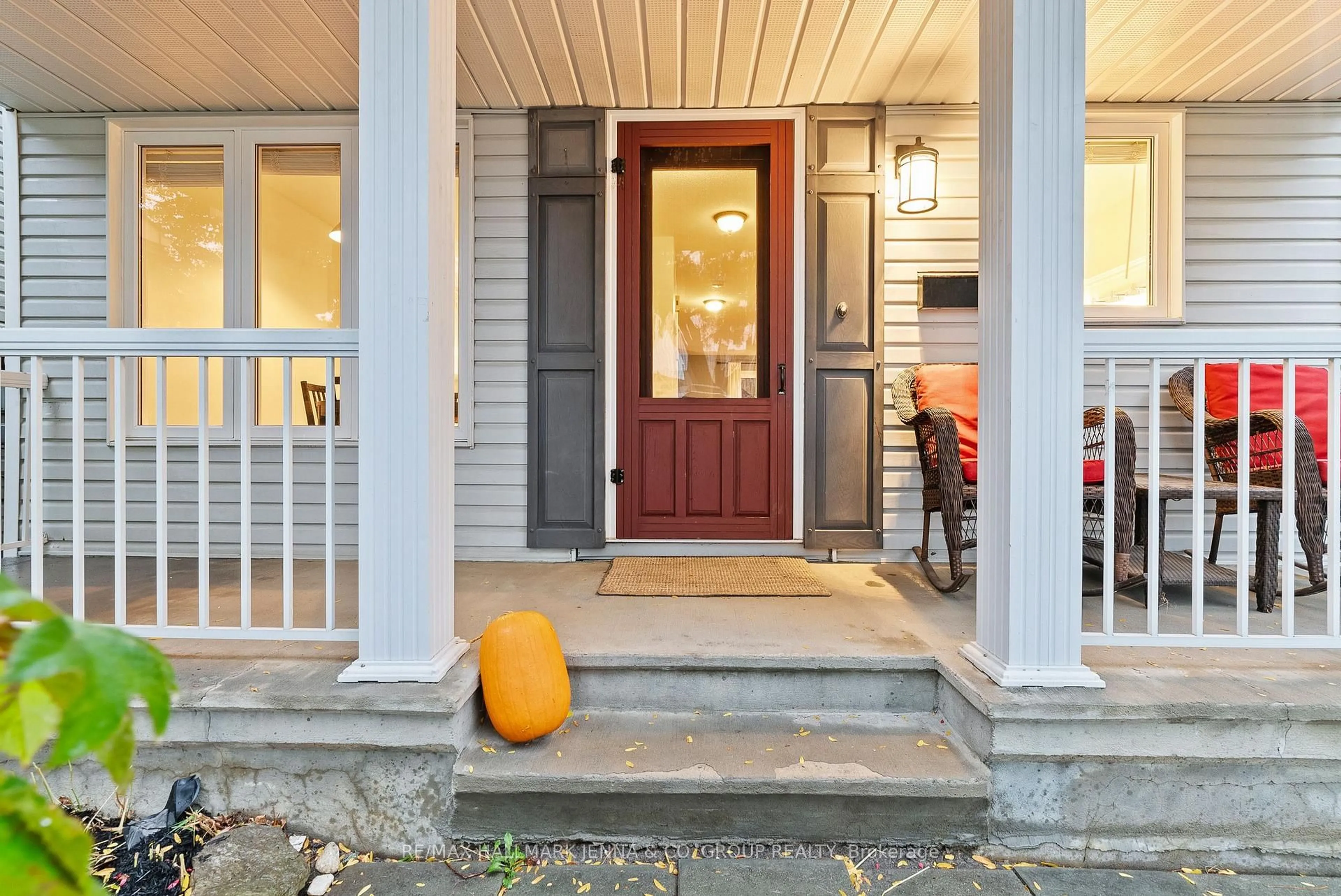 Indoor entryway for 364 Stoneway Dr, Ottawa Ontario K2G 6G7