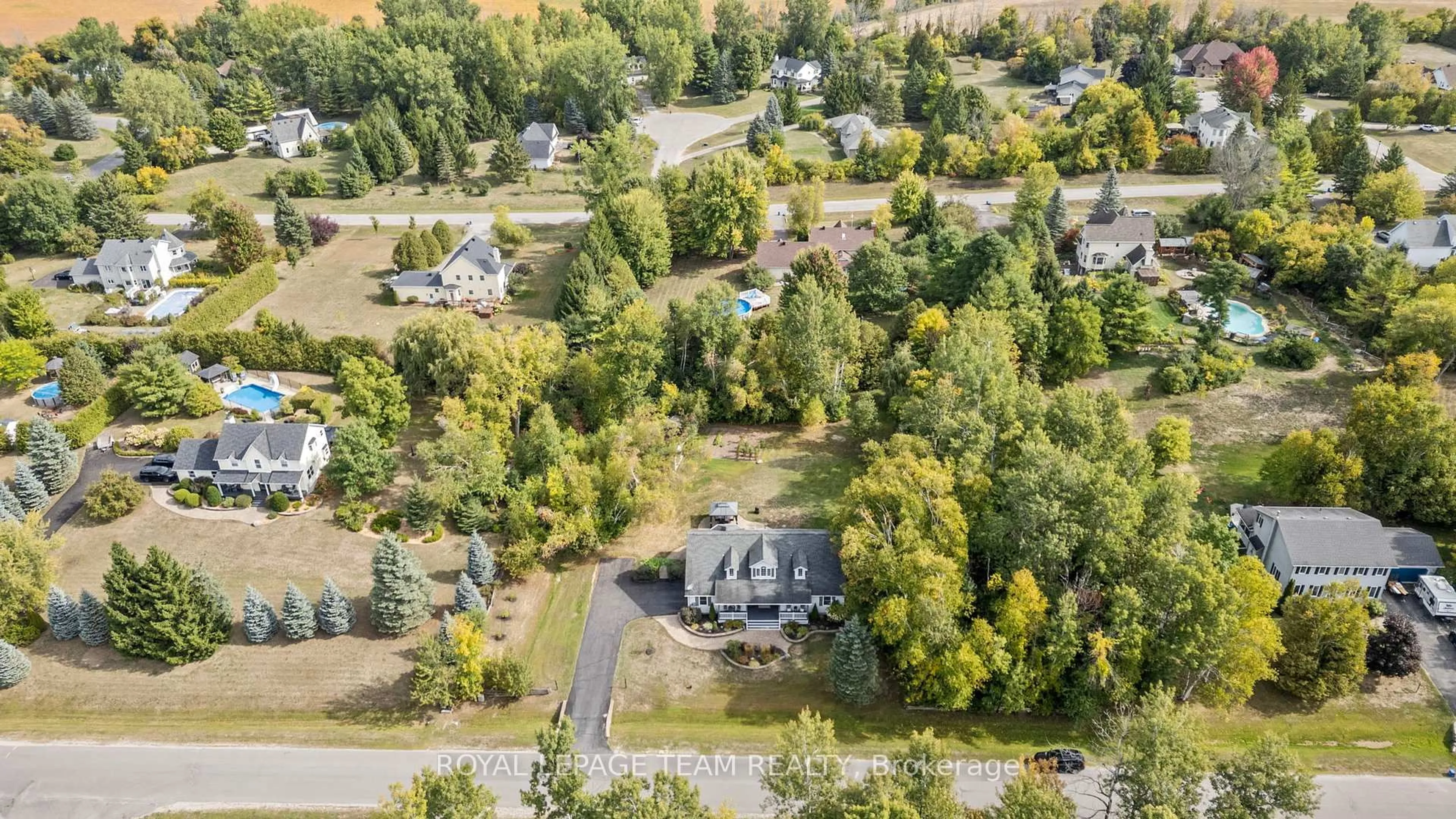 A pic from outside/outdoor area/front of a property/back of a property/a pic from drone, unknown for 15 Empress Dr, North Grenville Ontario K0G 1J0