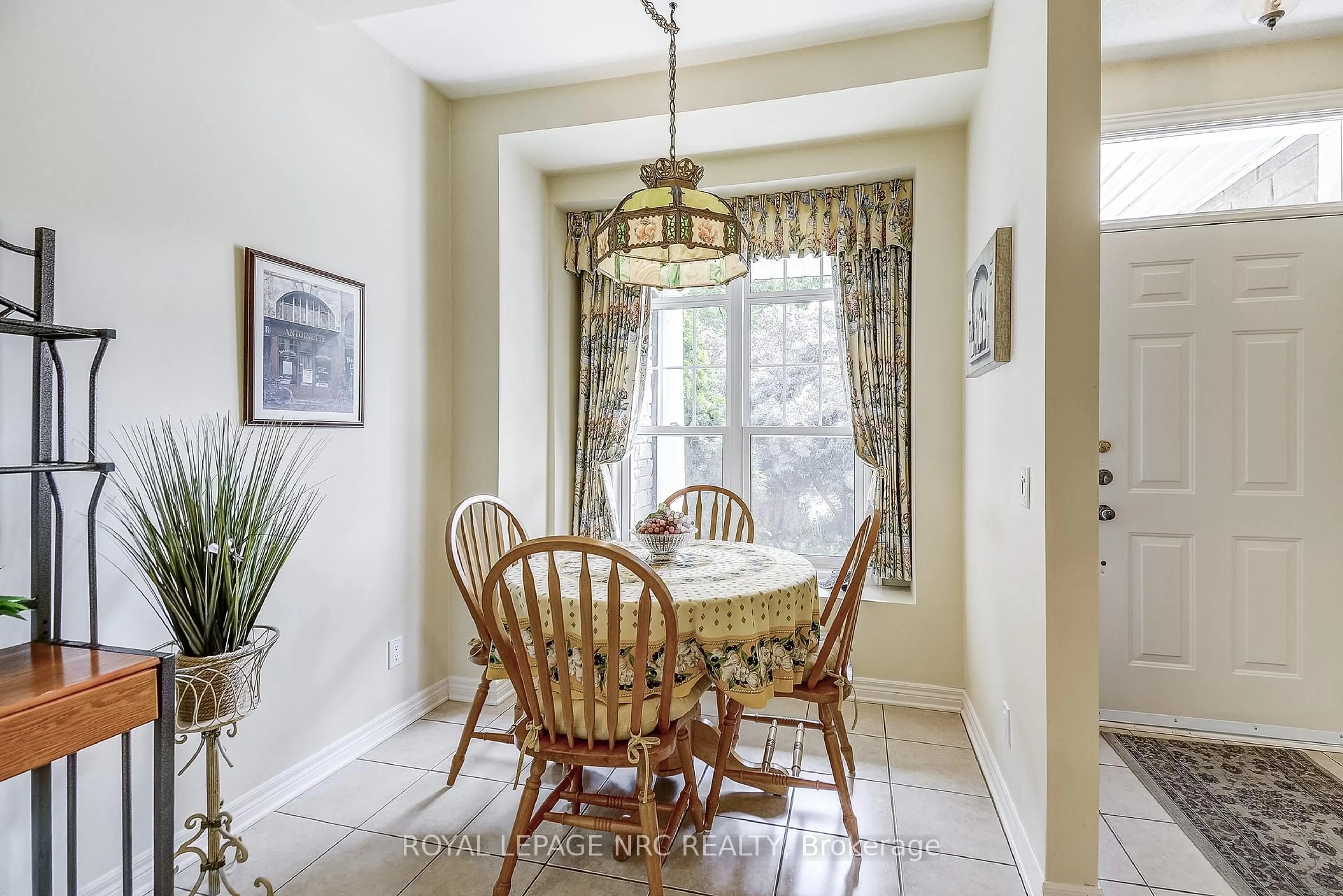 Dining room, ceramic/tile floor for 15 SHAWS Lane, Niagara-on-the-Lake Ontario L0S 1J0