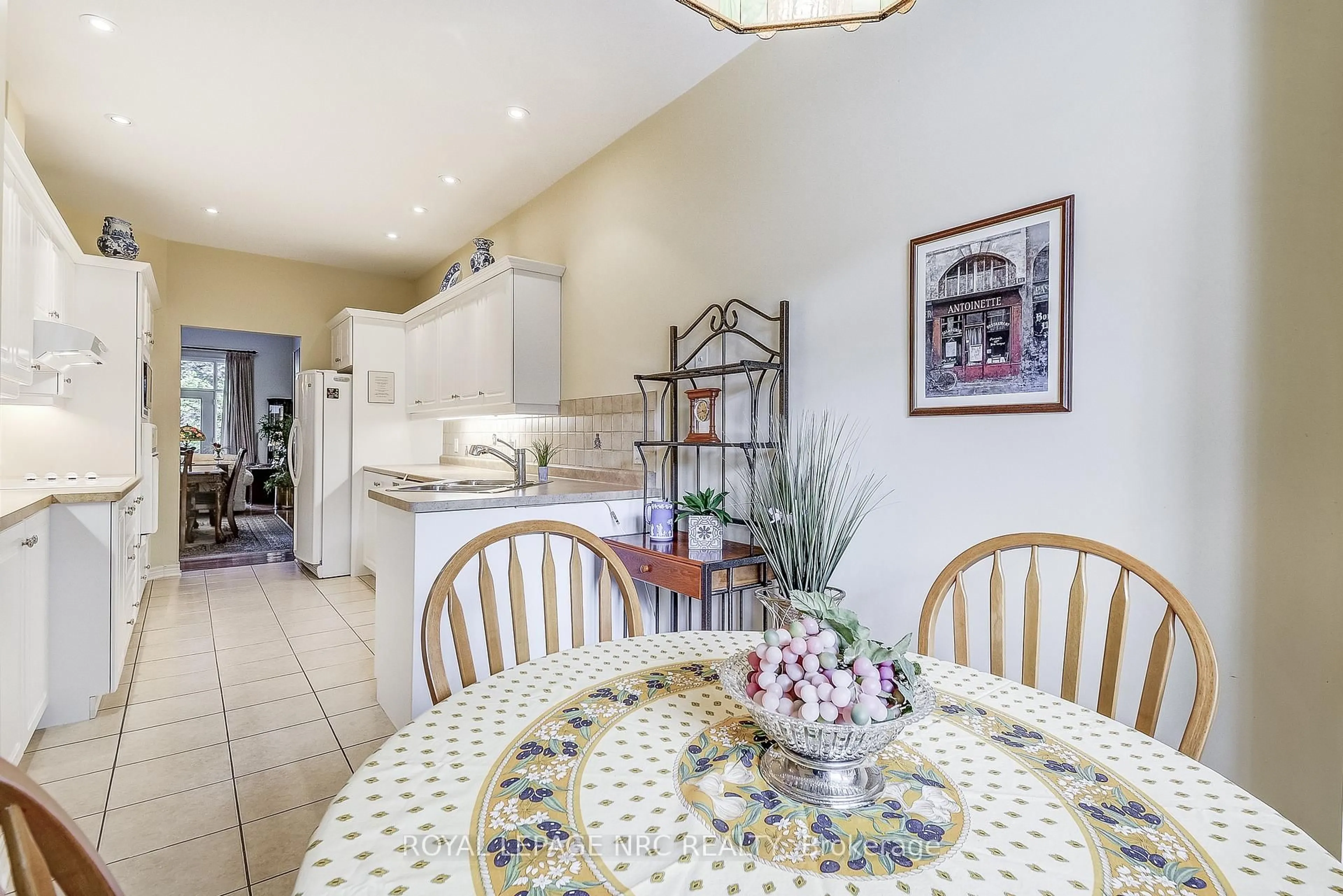 Dining room, ceramic/tile floor for 15 SHAWS Lane, Niagara-on-the-Lake Ontario L0S 1J0