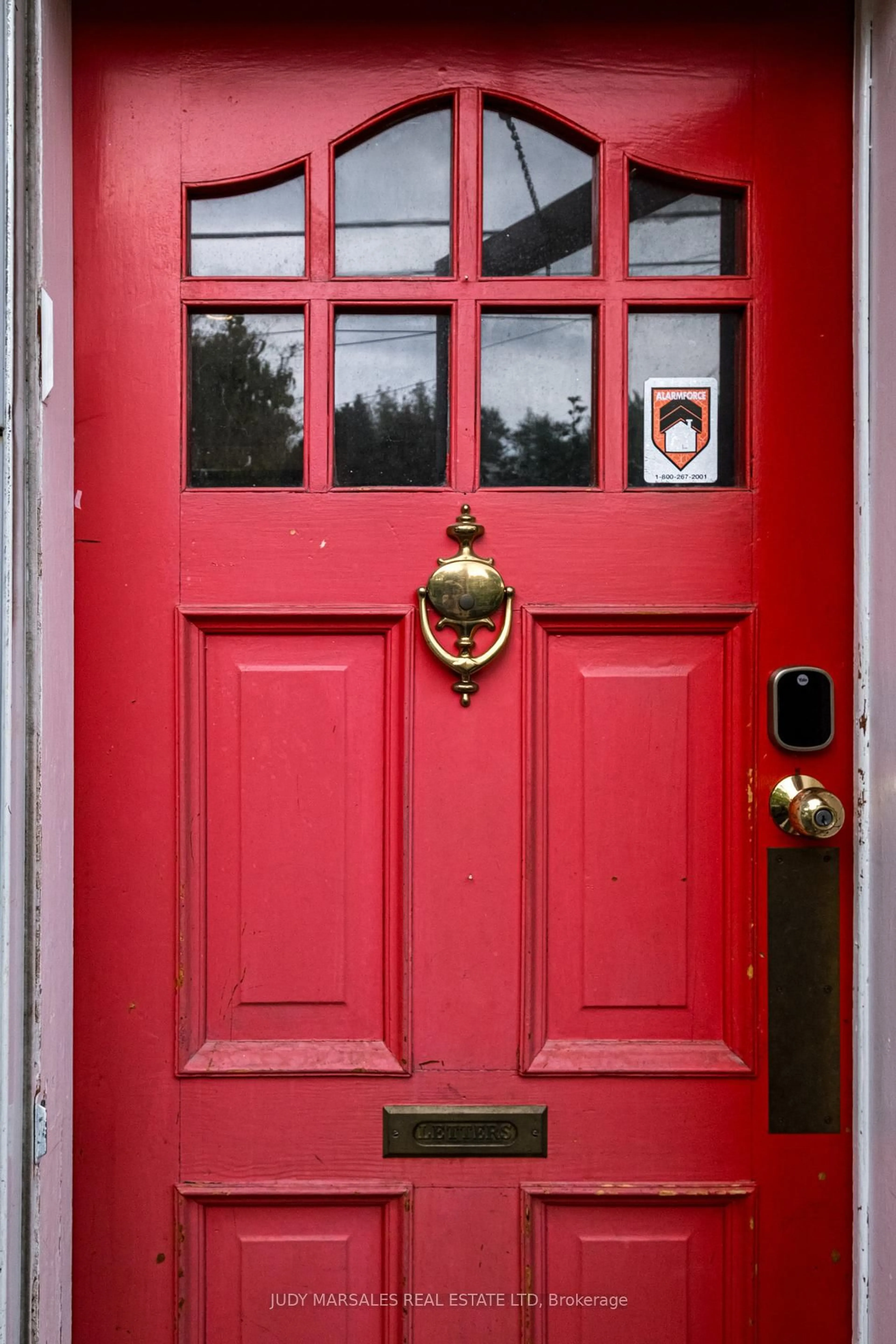 Indoor entryway for 185 East 13th St, Hamilton Ontario L9A 3Z6