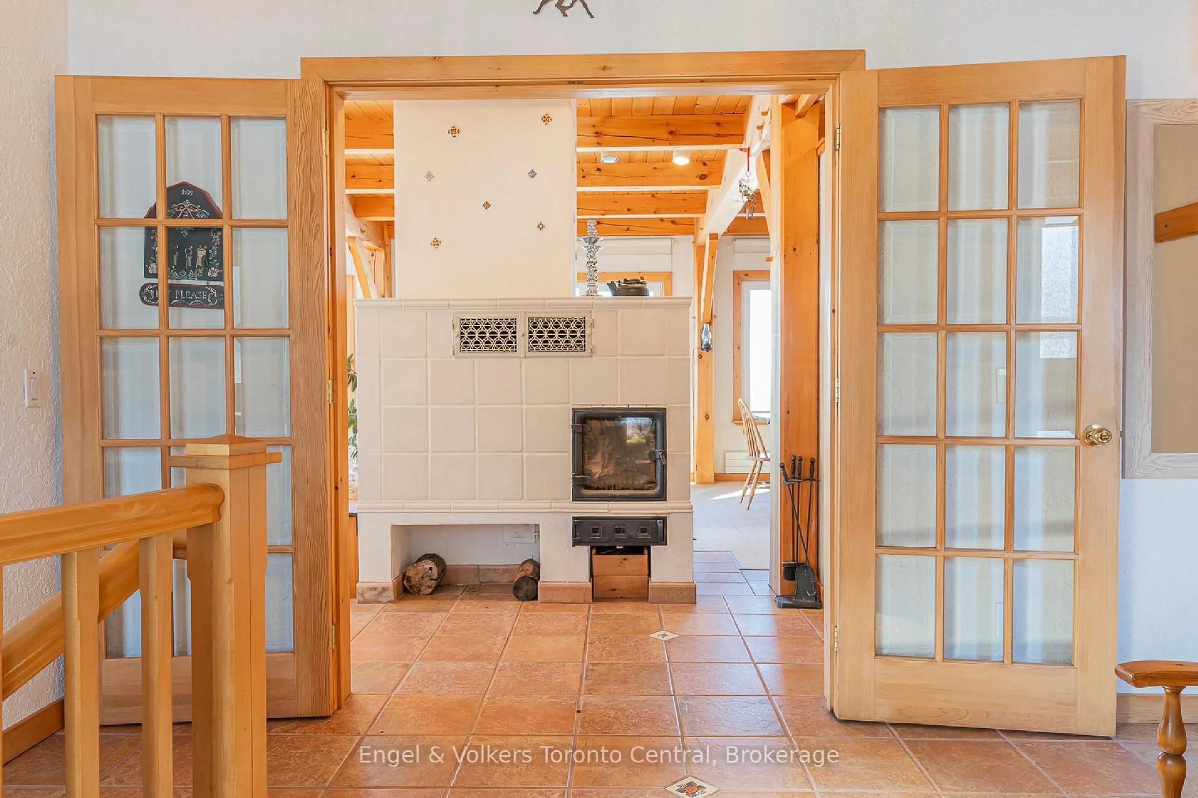 Indoor entryway for 496083 Grey Road 2 Rd, Blue Mountains Ontario N0H 1J0
